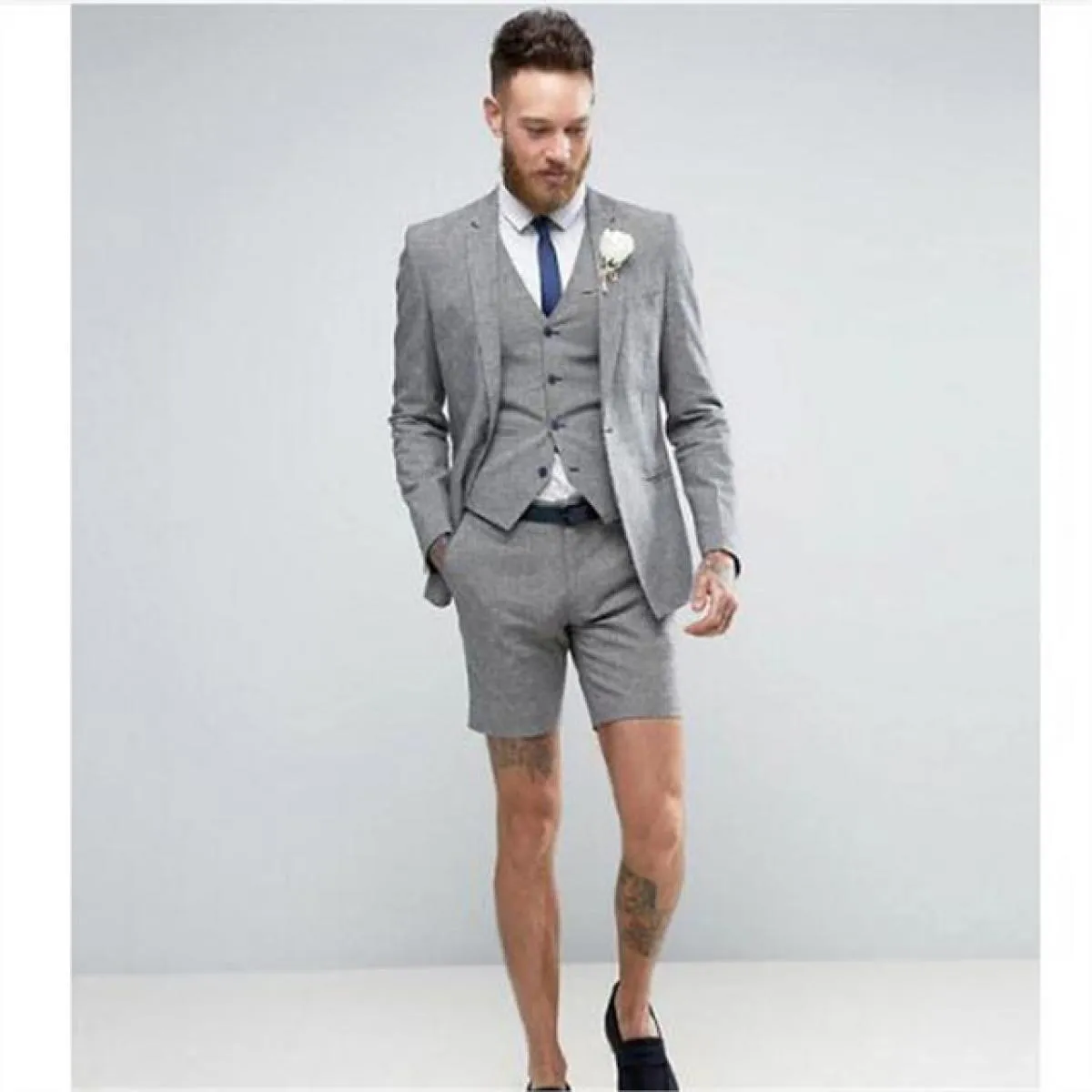 2022 Pantaloncini grigio chiaro Abito da uomo elegante estivo (giacca + pantaloni + gilet) Abiti da sposo casual smoking da spia