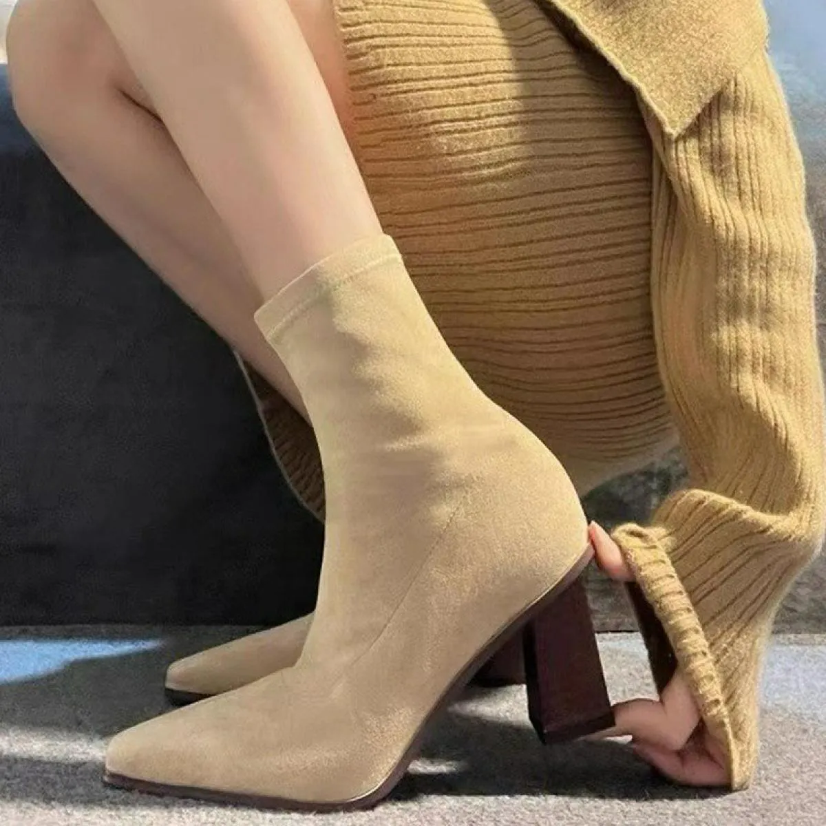 2023 Stivali Chelsea in pelle scamosciata Goth Donna Scarpe con tacco alto Caviglia robusta Inverno Nuovo designer Stivali gladi