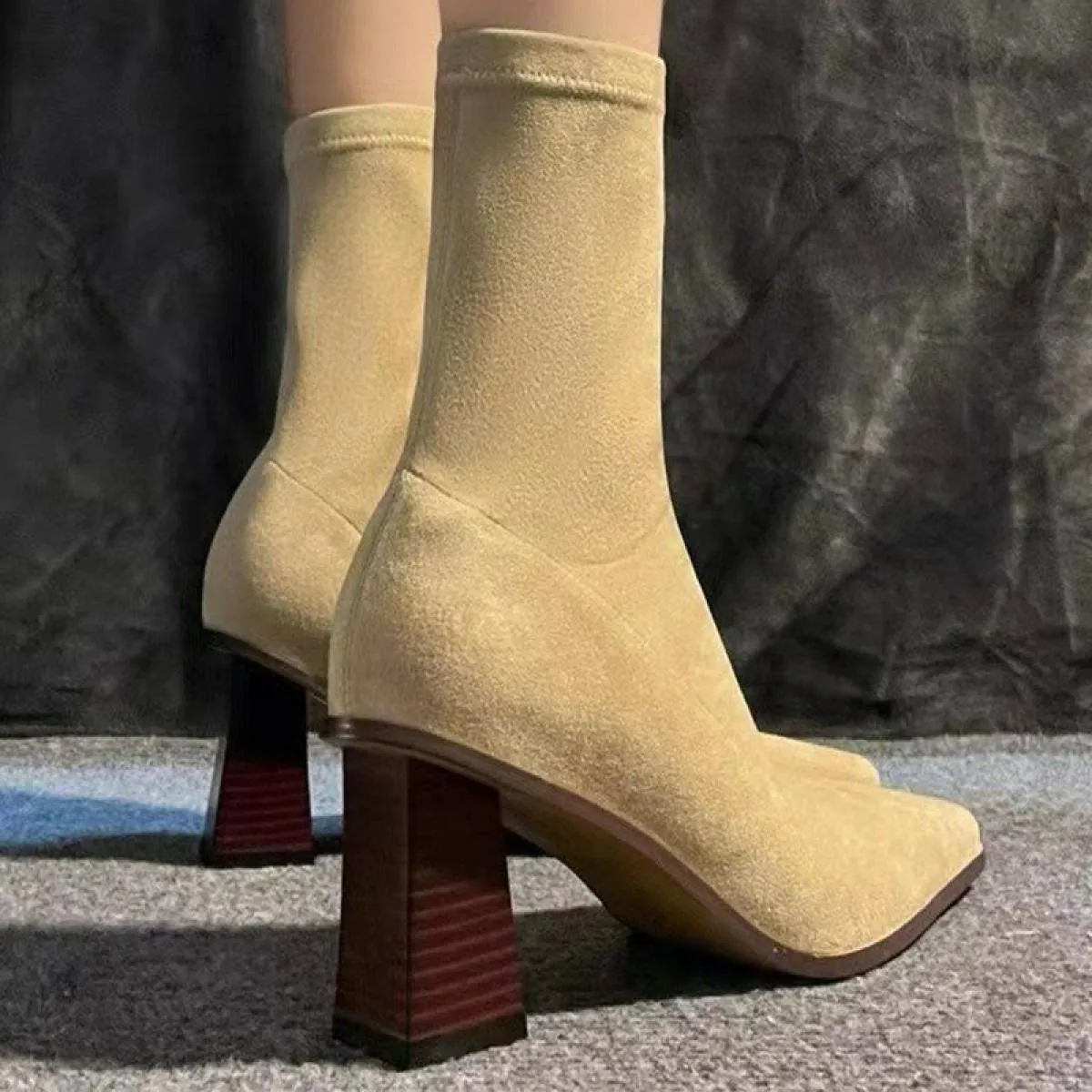 2023 Stivali Chelsea in pelle scamosciata Goth Donna Scarpe con tacco alto Caviglia robusta Inverno Nuovo designer Stivali gladi