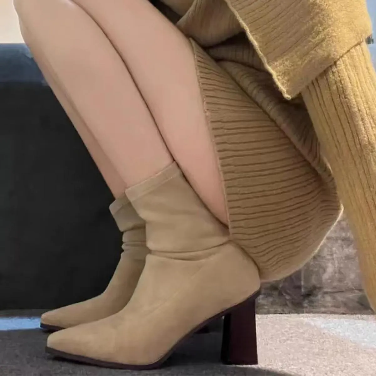 2023 Stivali Chelsea in pelle scamosciata Goth Donna Scarpe con tacco alto Caviglia robusta Inverno Nuovo designer Stivali gladi