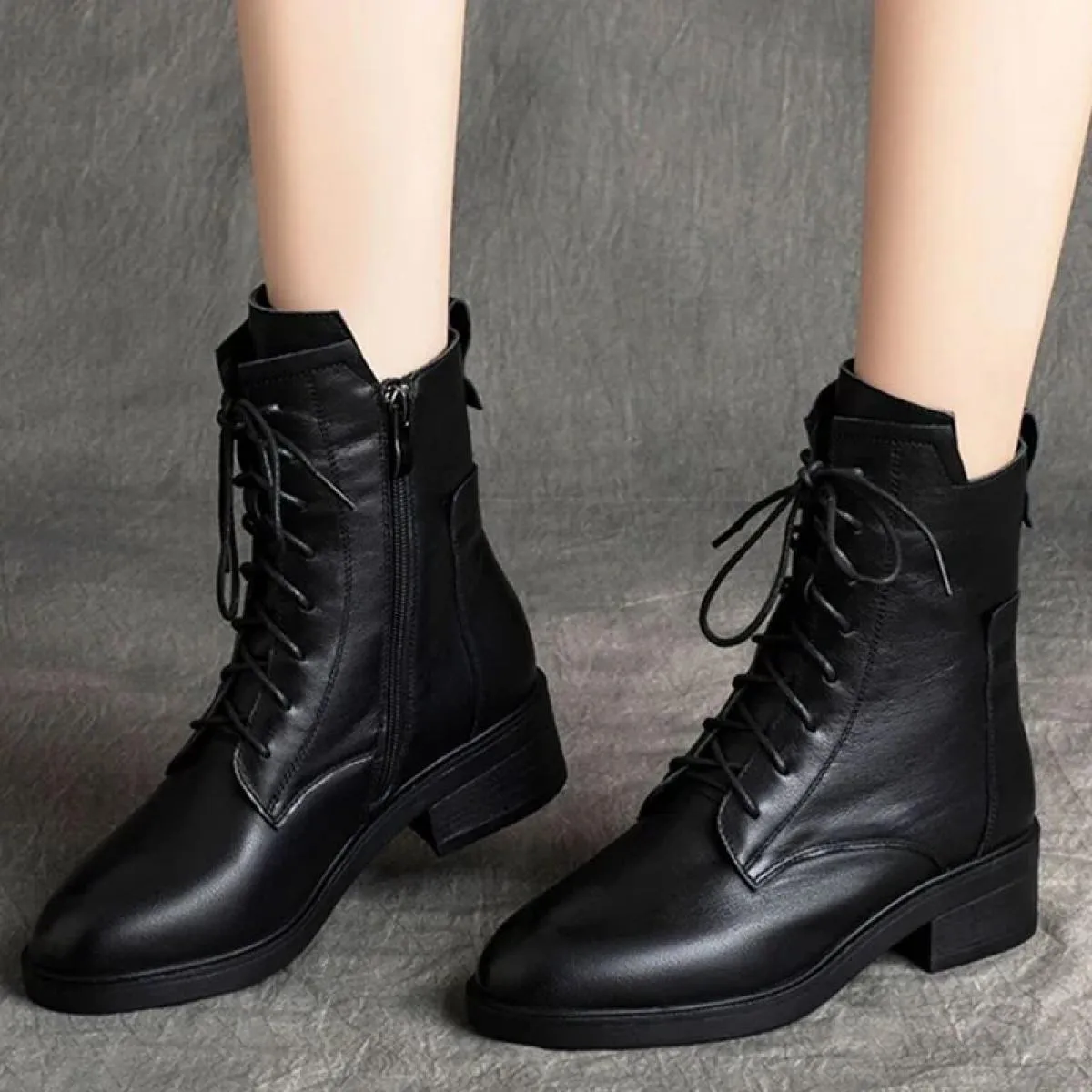 2024 Scarpe da donna nuove invernali Retro Classic Tinta unita Moda Oxford Lace Up Platform Pu Gladiatore Mid Cap Stivali Botas
