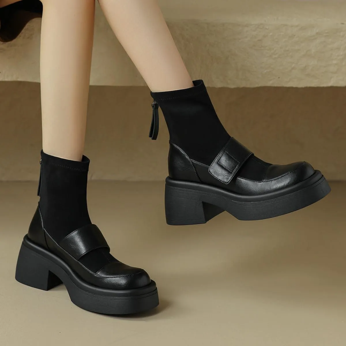 2024 Stivaletti da donna Tacchi alti spessi Scarpe con plateau in vera pelle Donna Office Lady Punta rotonda Autunno Inverno Tag