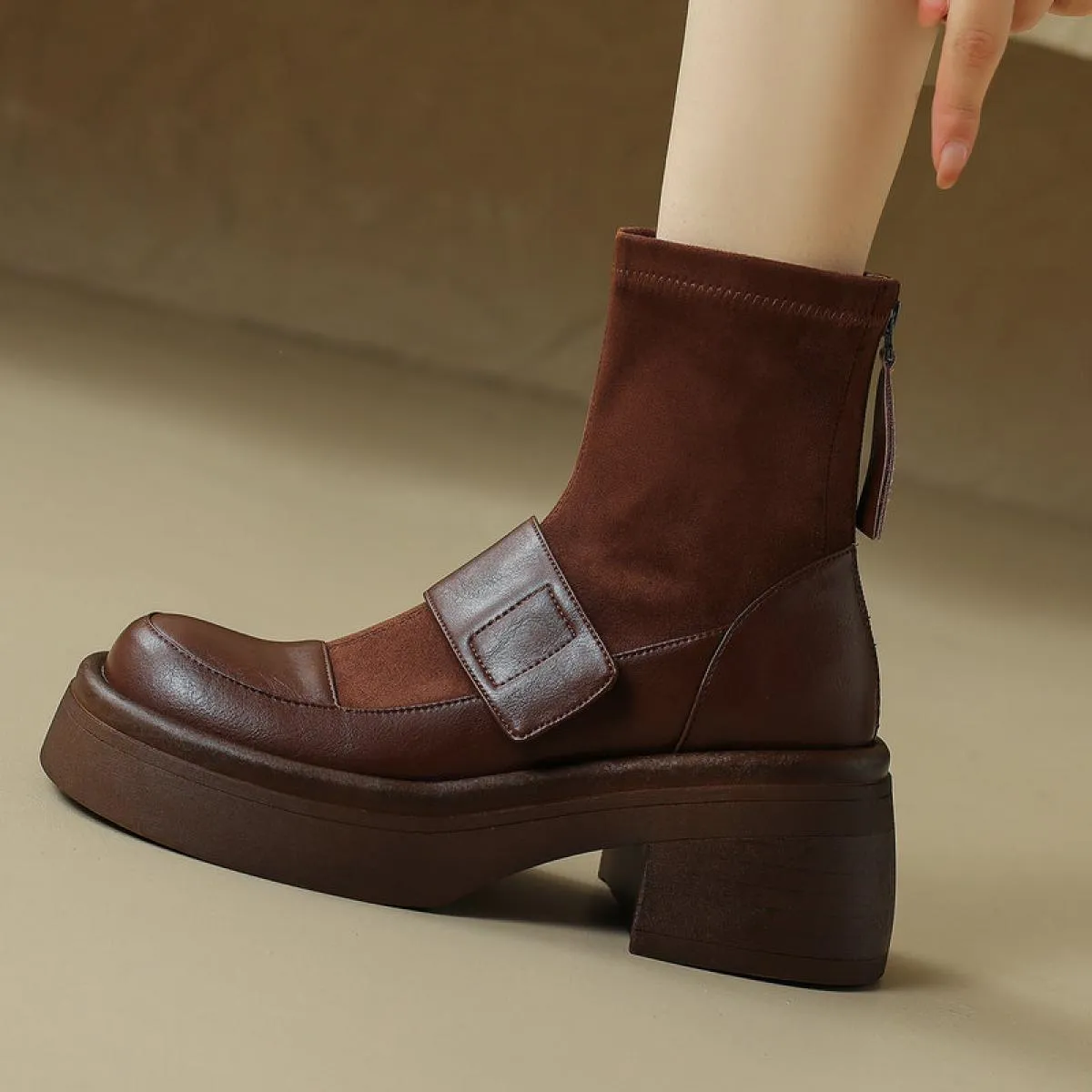 2024 Stivaletti da donna Tacchi alti spessi Scarpe con plateau in vera pelle Donna Office Lady Punta rotonda Autunno Inverno Tag