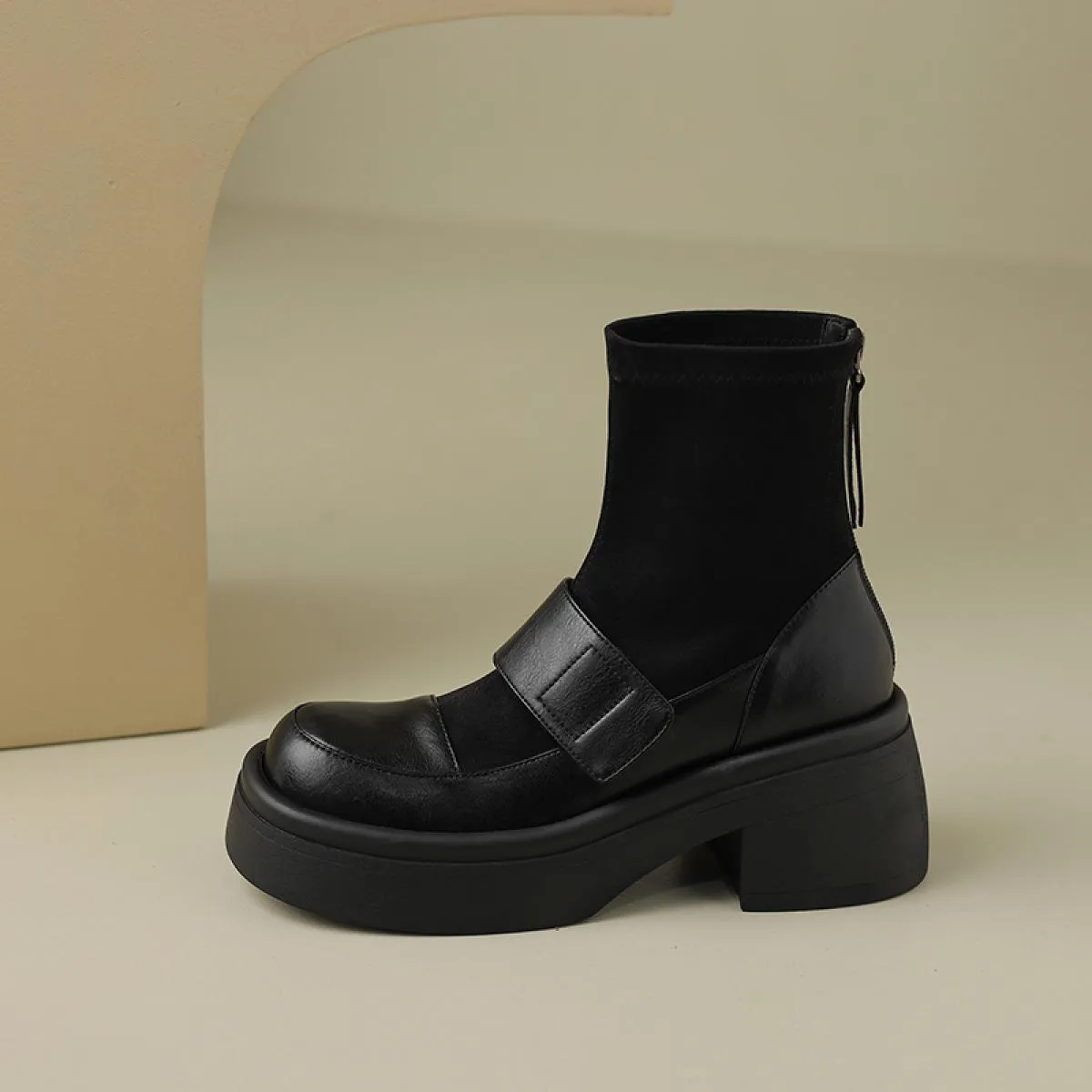 2024 Stivaletti da donna Tacchi alti spessi Scarpe con plateau in vera pelle Donna Office Lady Punta rotonda Autunno Inverno Tag