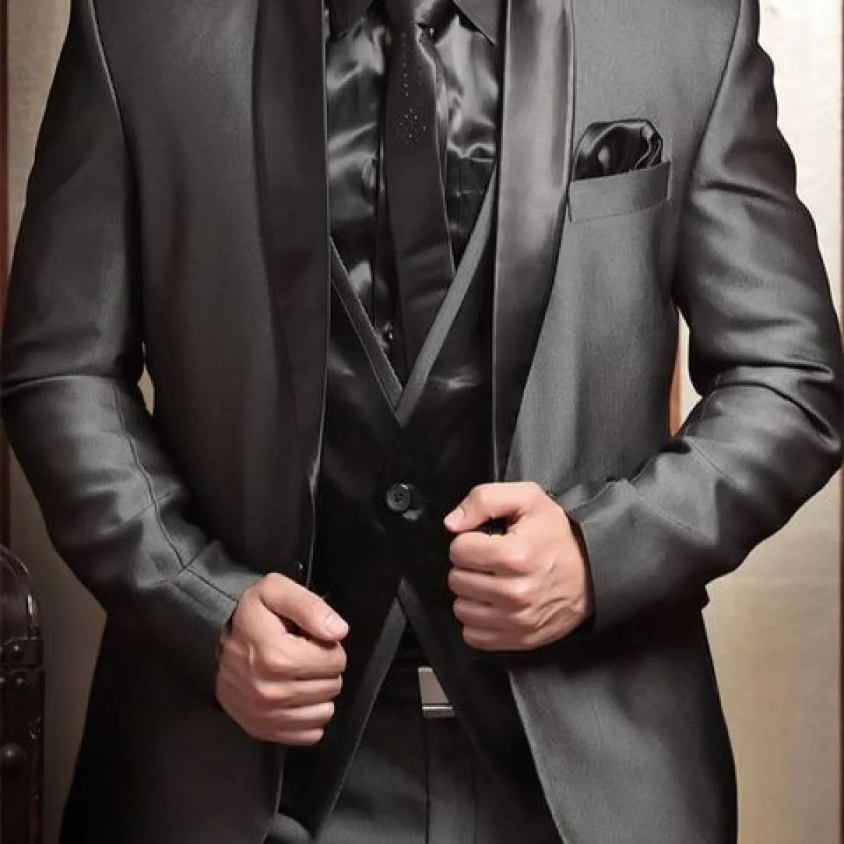 Abiti da uomo Blazer Giacca Pantaloni Gilet Tre pezzi Grigio Monopetto con risvolto Risvolto Sposo Matrimonio Elegante Regolare