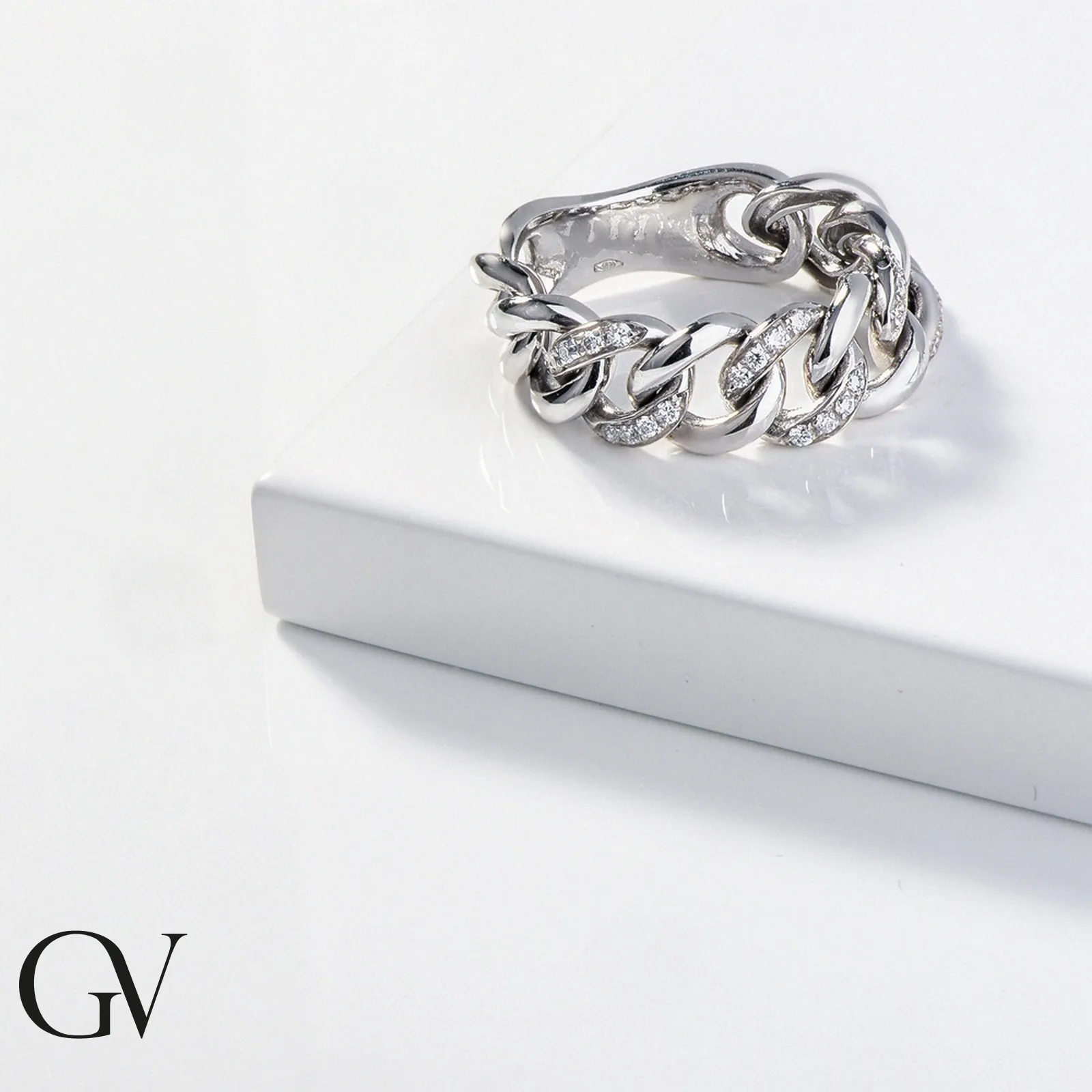 Anello maglia groumette in Oro bianco 18k con 3 maglie incastonate di diamanti
