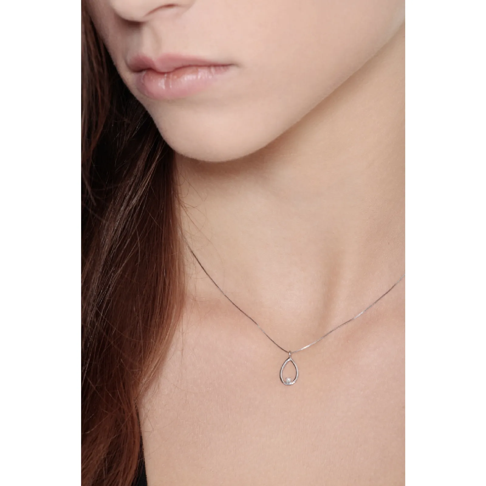 Collana in oro bianco 18k con goccia e diamante