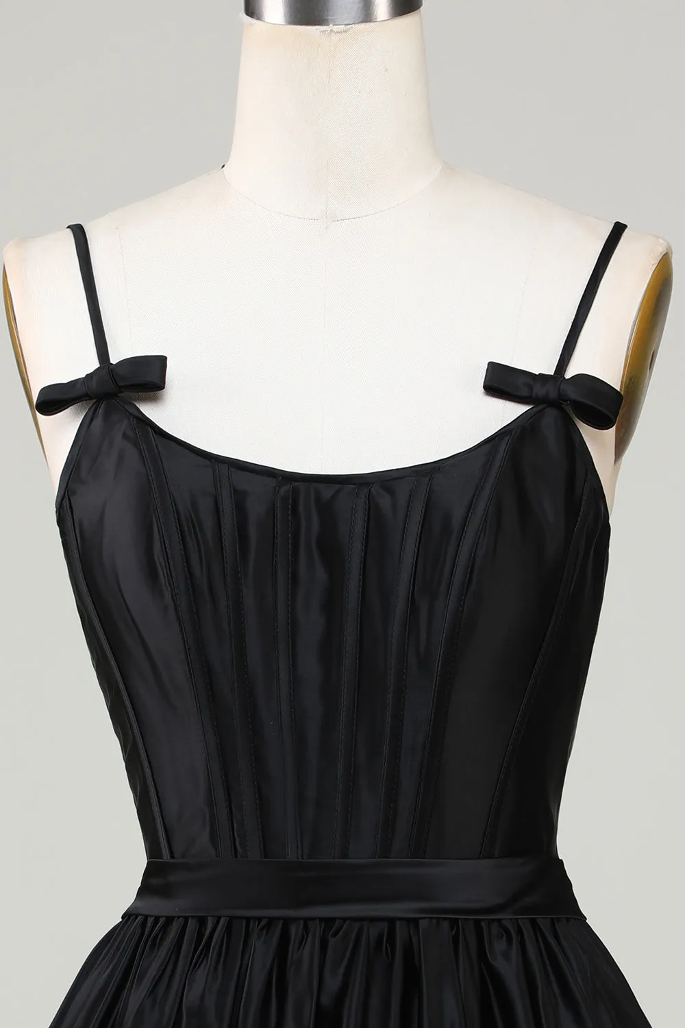 Elegante abito da ritorno a casa corto fucsia con spalline sottili a trapezio con fiocco