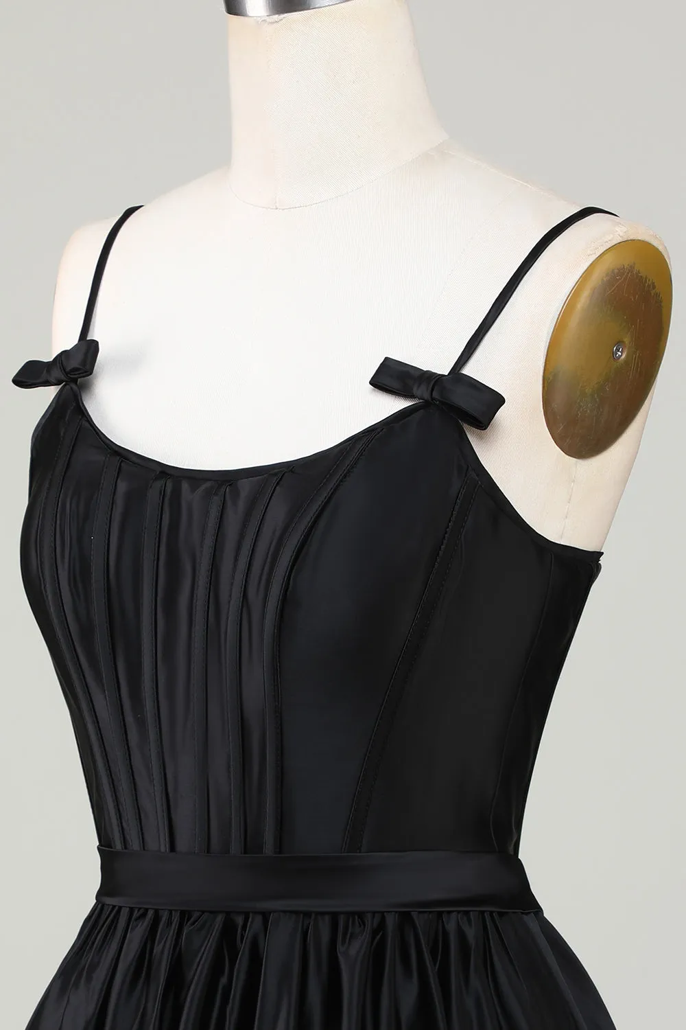Elegante abito da ritorno a casa corto fucsia con spalline sottili a trapezio con fiocco