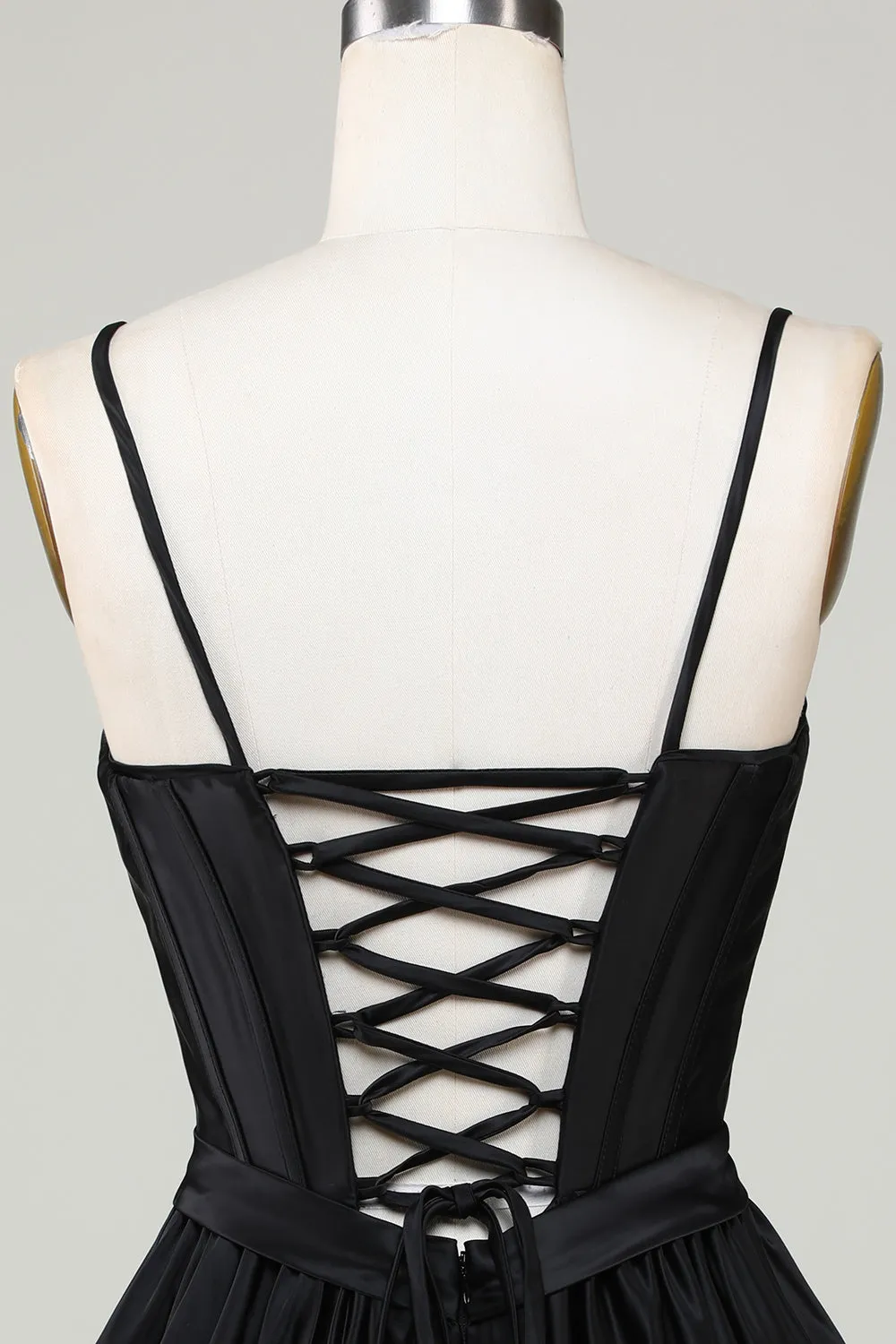 Elegante abito da ritorno a casa corto fucsia con spalline sottili a trapezio con fiocco