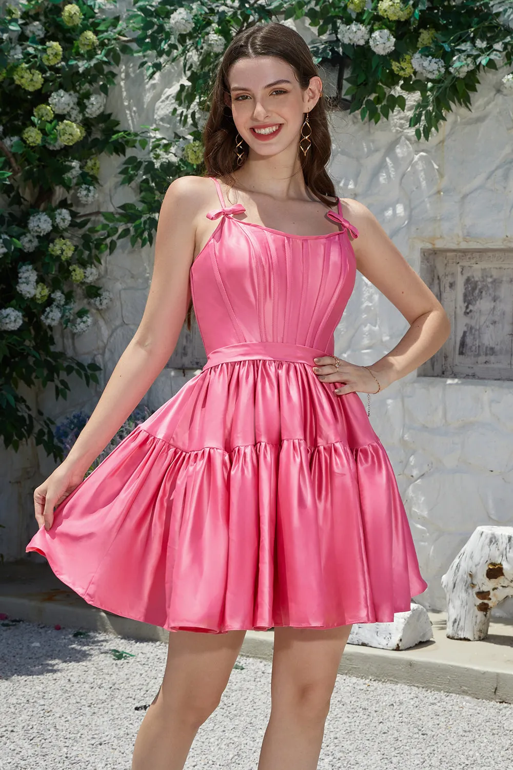 Elegante abito da ritorno a casa corto fucsia con spalline sottili a trapezio con fiocco