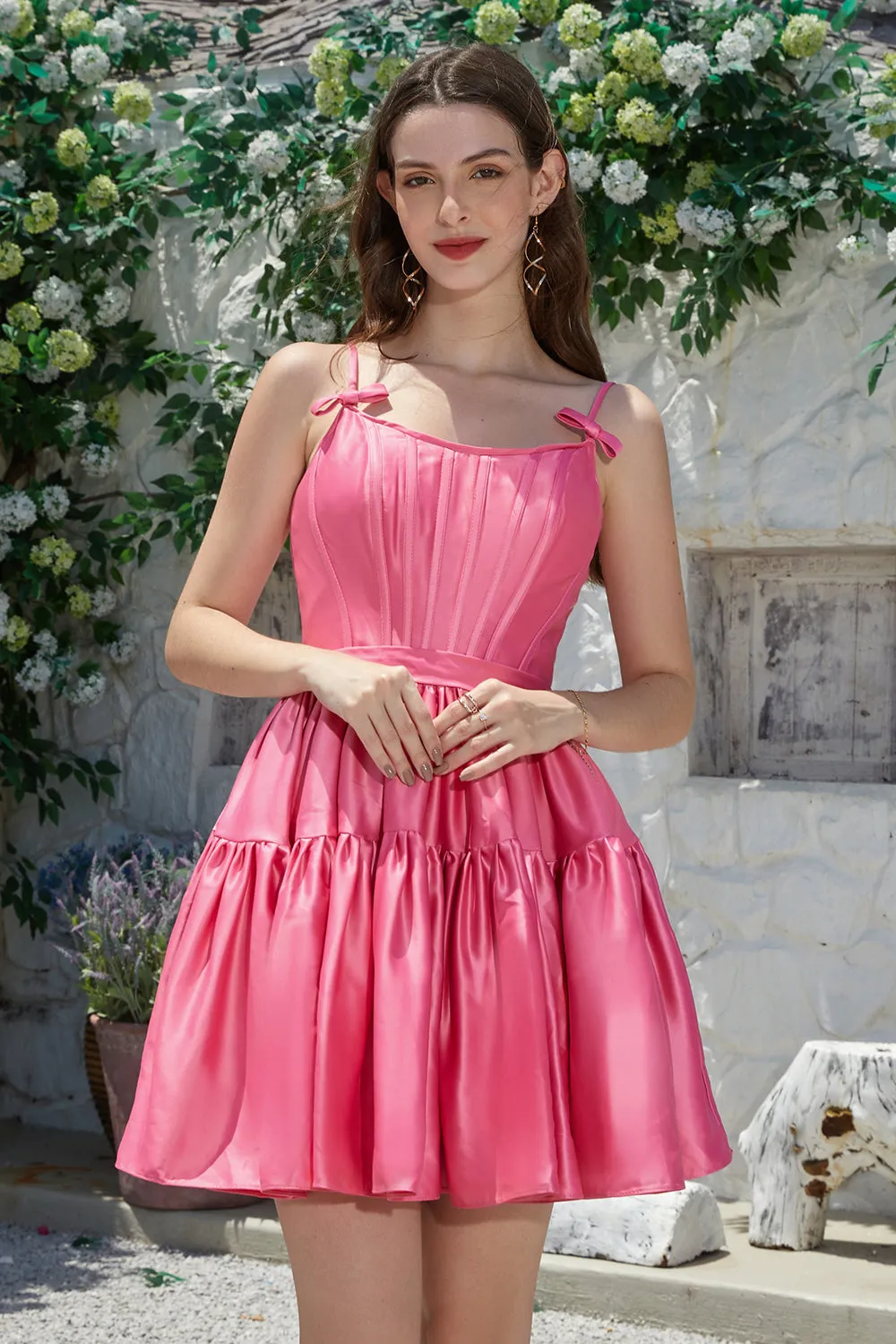 Elegante abito da ritorno a casa corto fucsia con spalline sottili a trapezio con fiocco