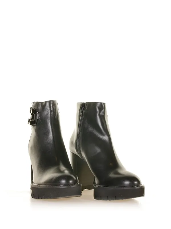 Leather ankle boot with accessory