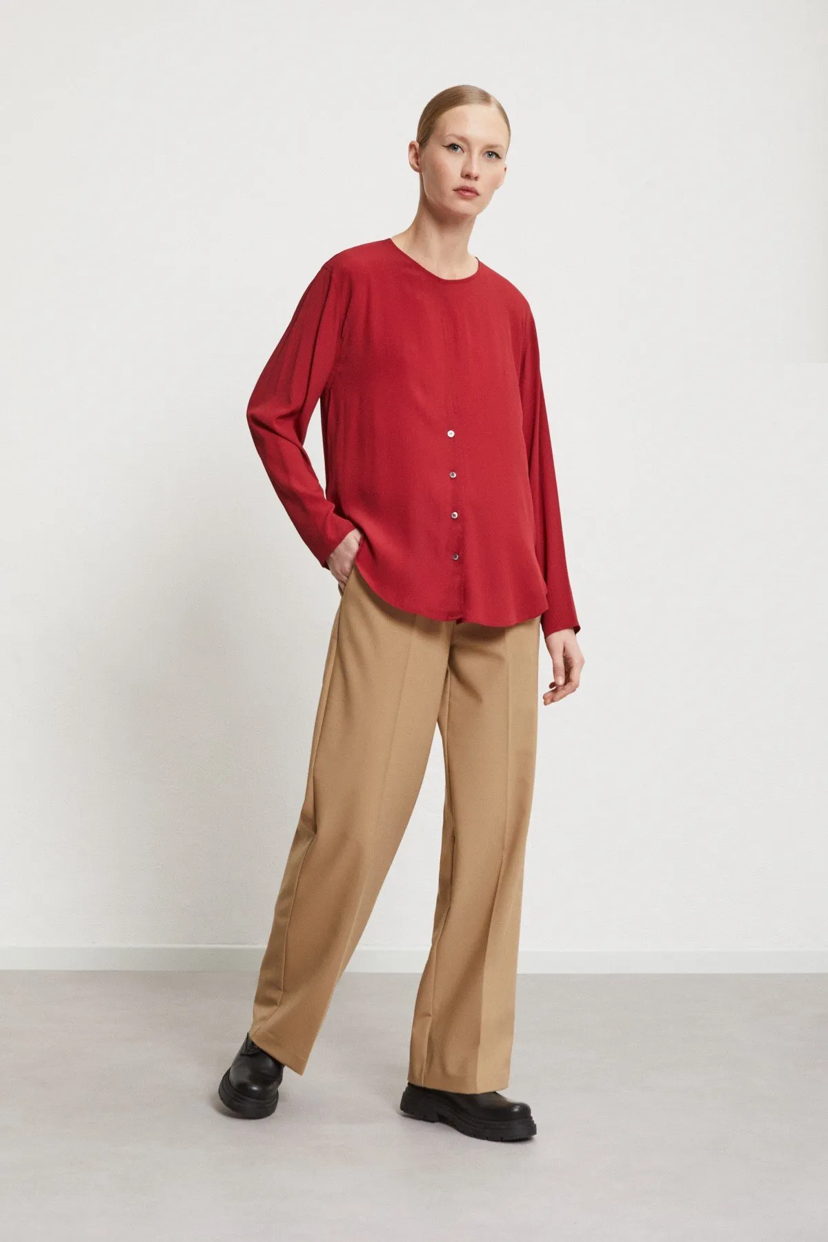 Maglia in misto seta con fondo arrotondato    