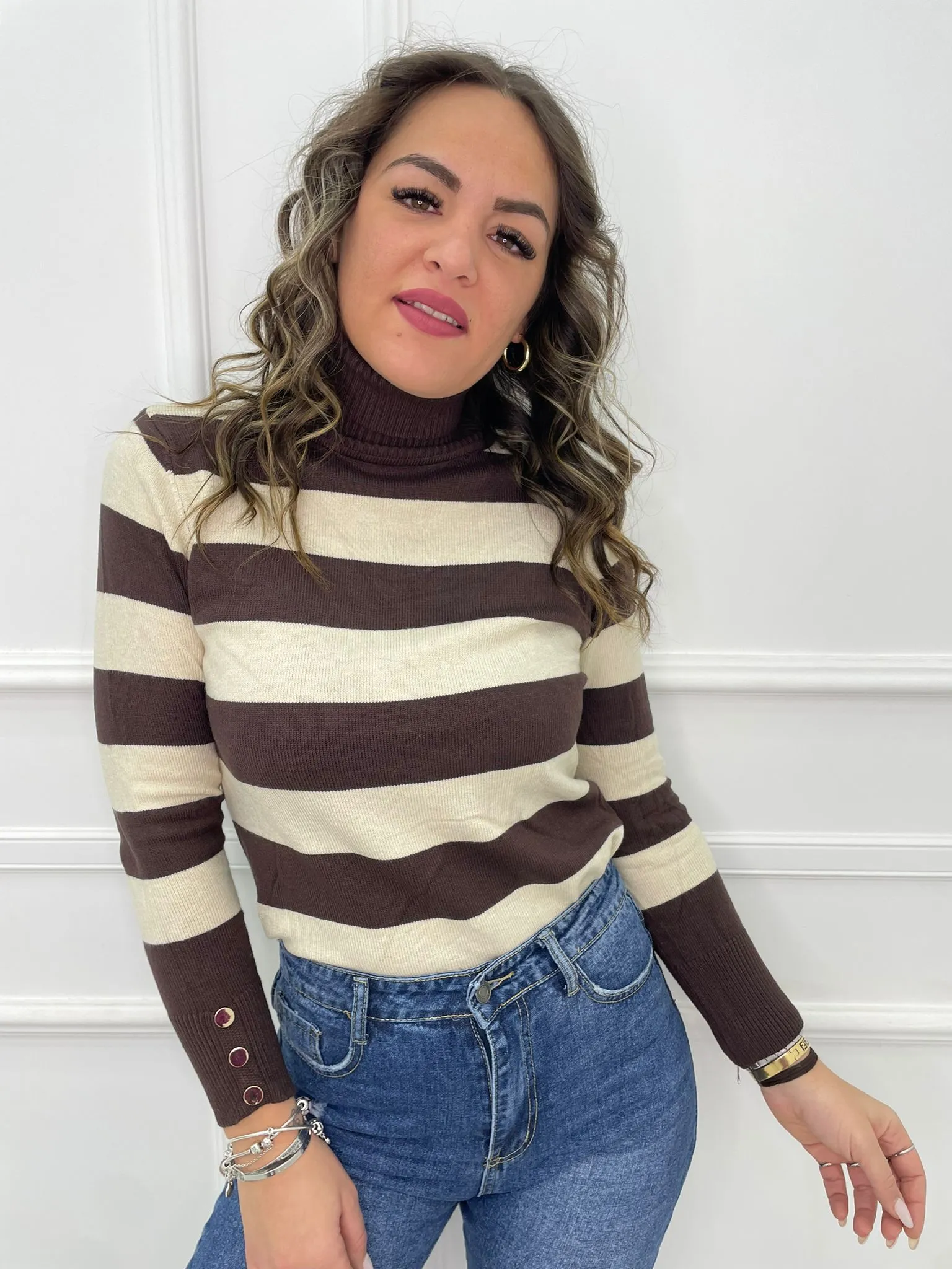 Maglione collo alto a righe colorate