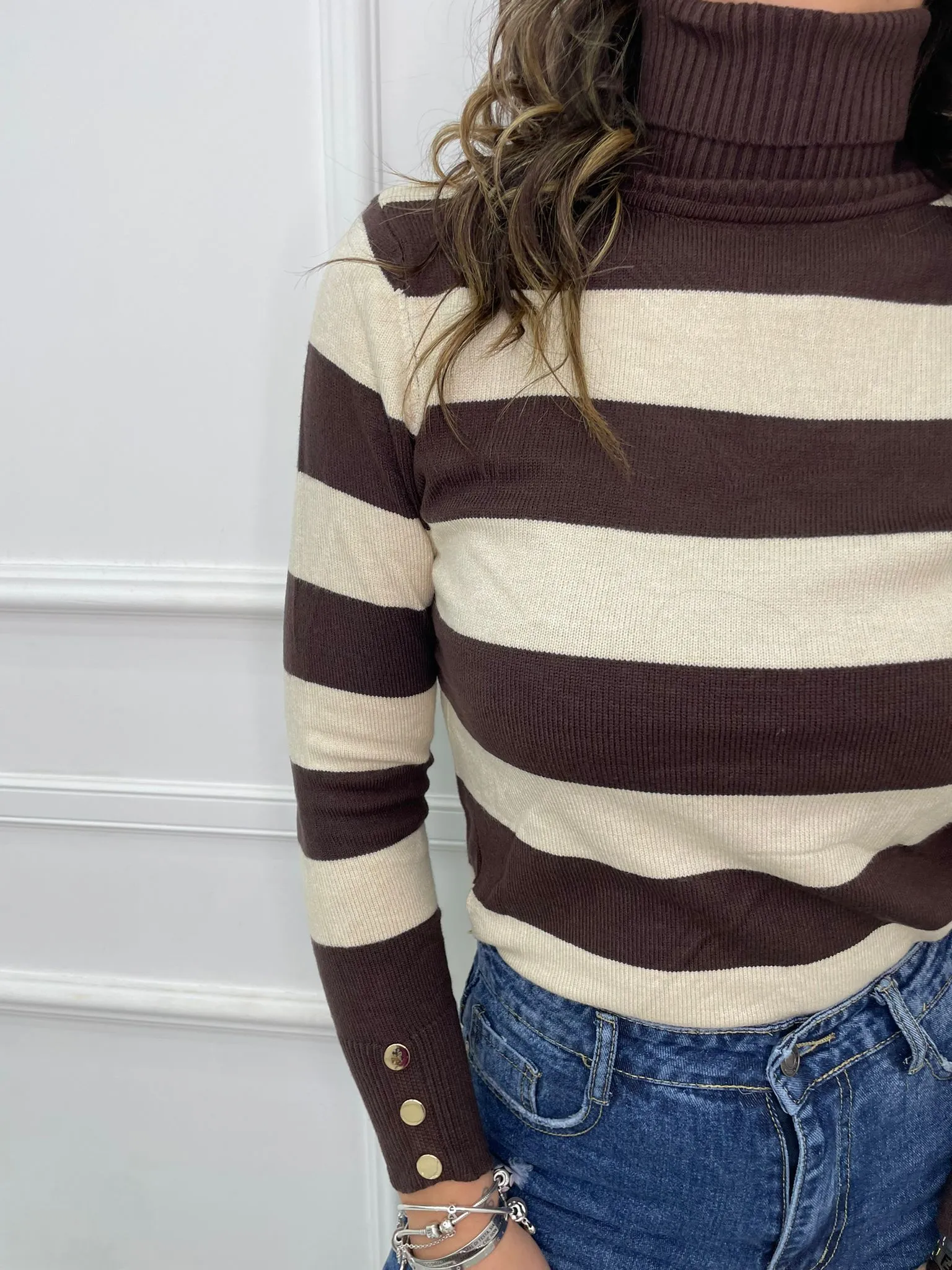 Maglione collo alto a righe colorate