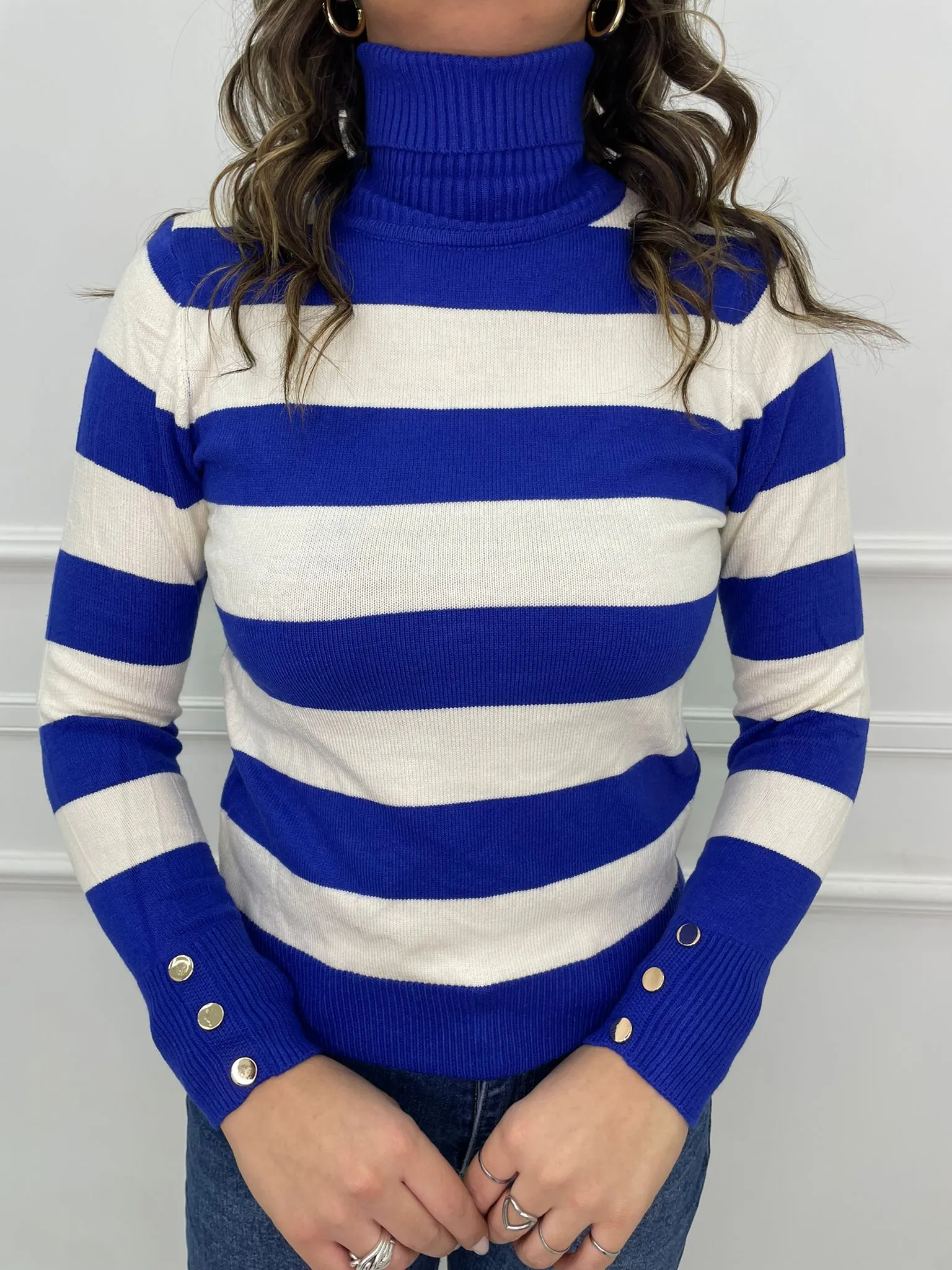 Maglione collo alto a righe colorate