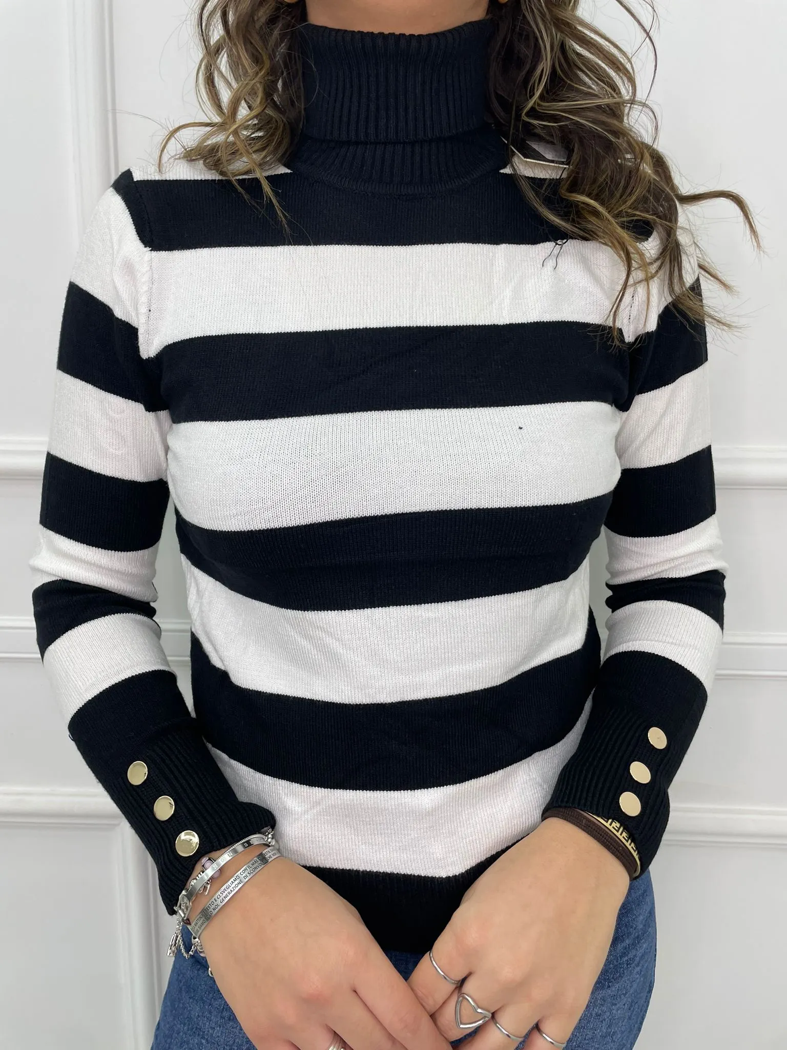 Maglione collo alto a righe colorate