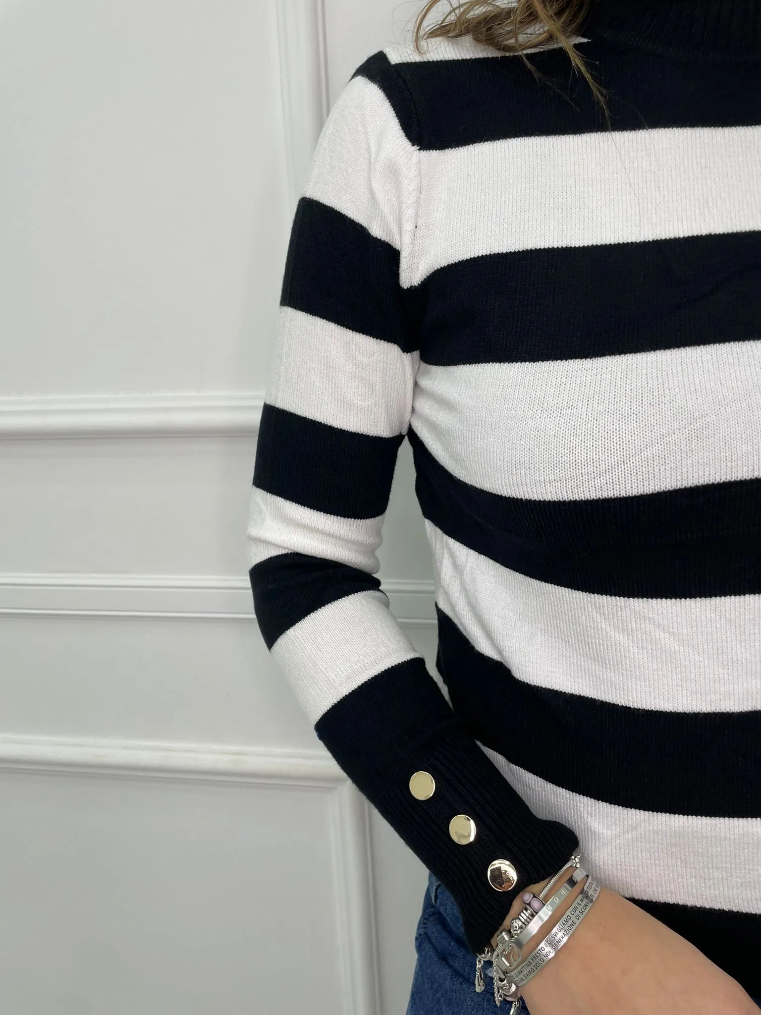 Maglione collo alto a righe colorate