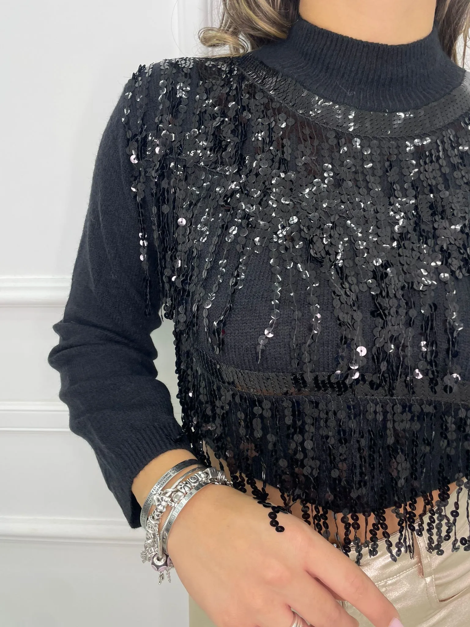 Maglione mezzo collo con cascata di paillettes