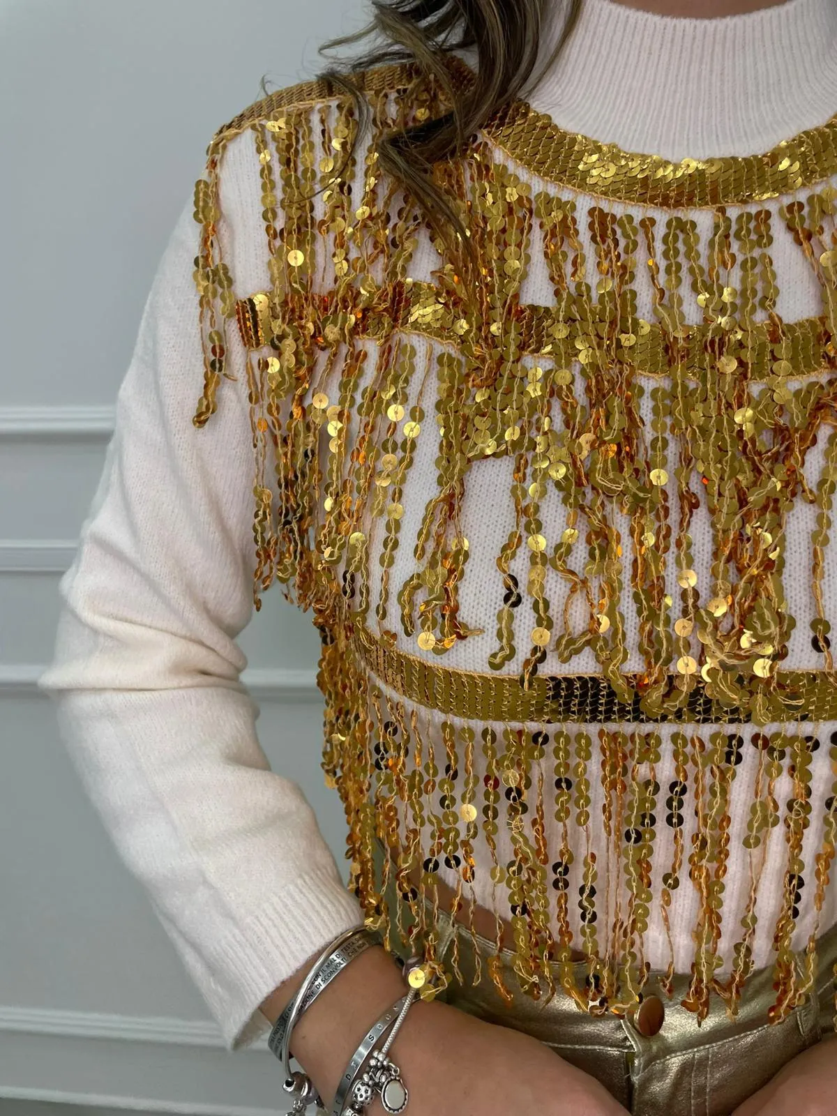 Maglione mezzo collo con cascata di paillettes