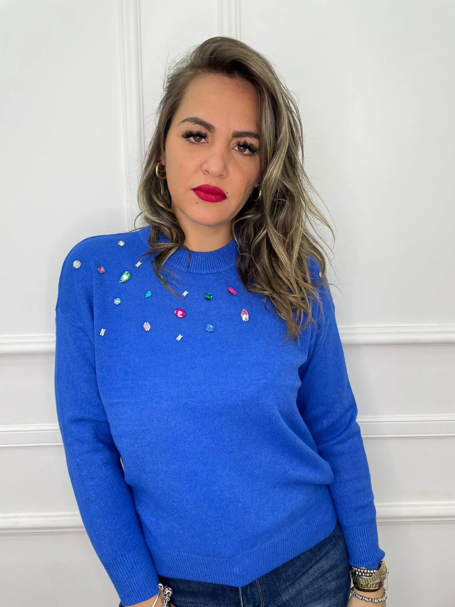 Maglione tinta unita con pietre colorate