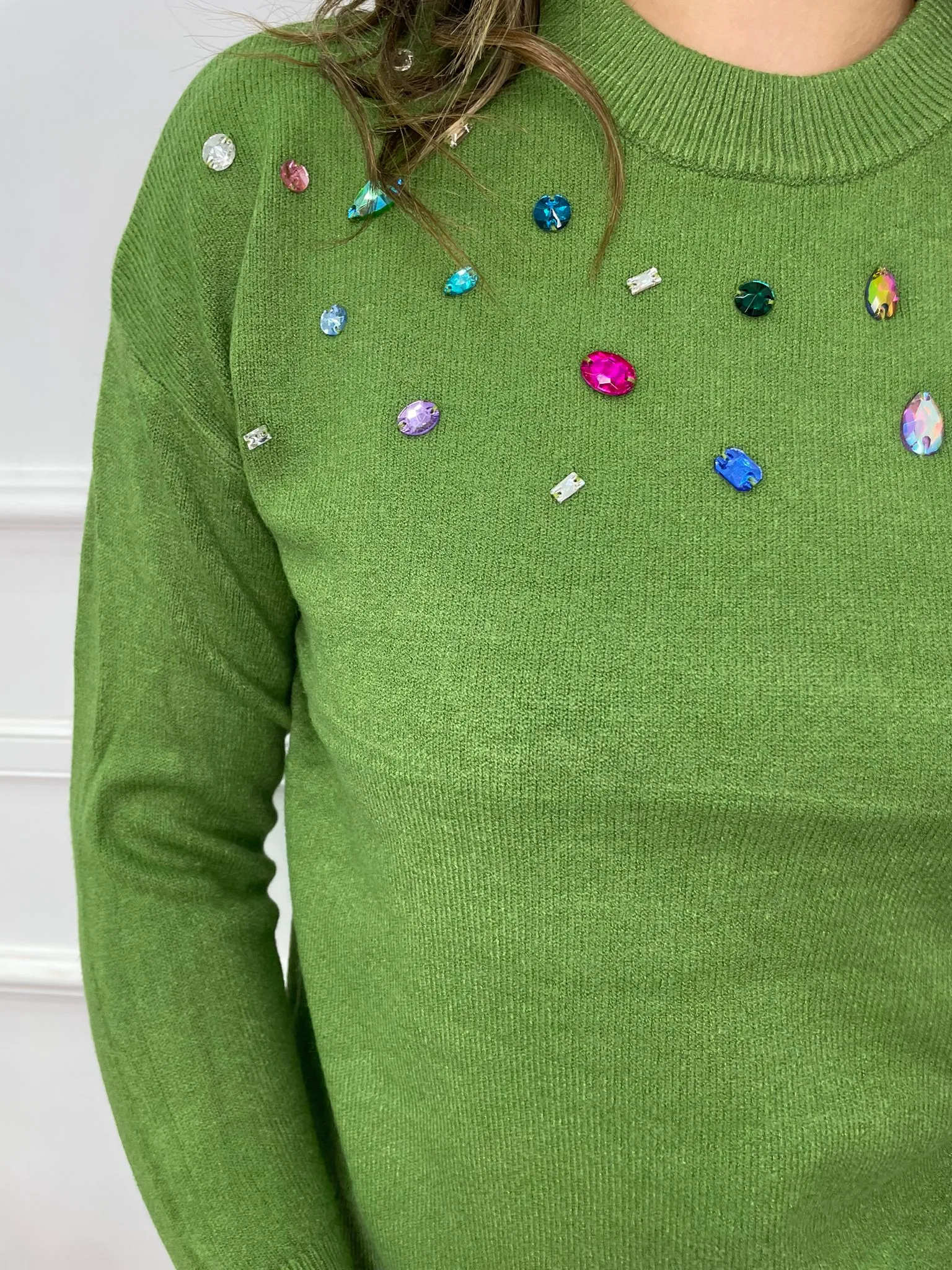 Maglione tinta unita con pietre colorate