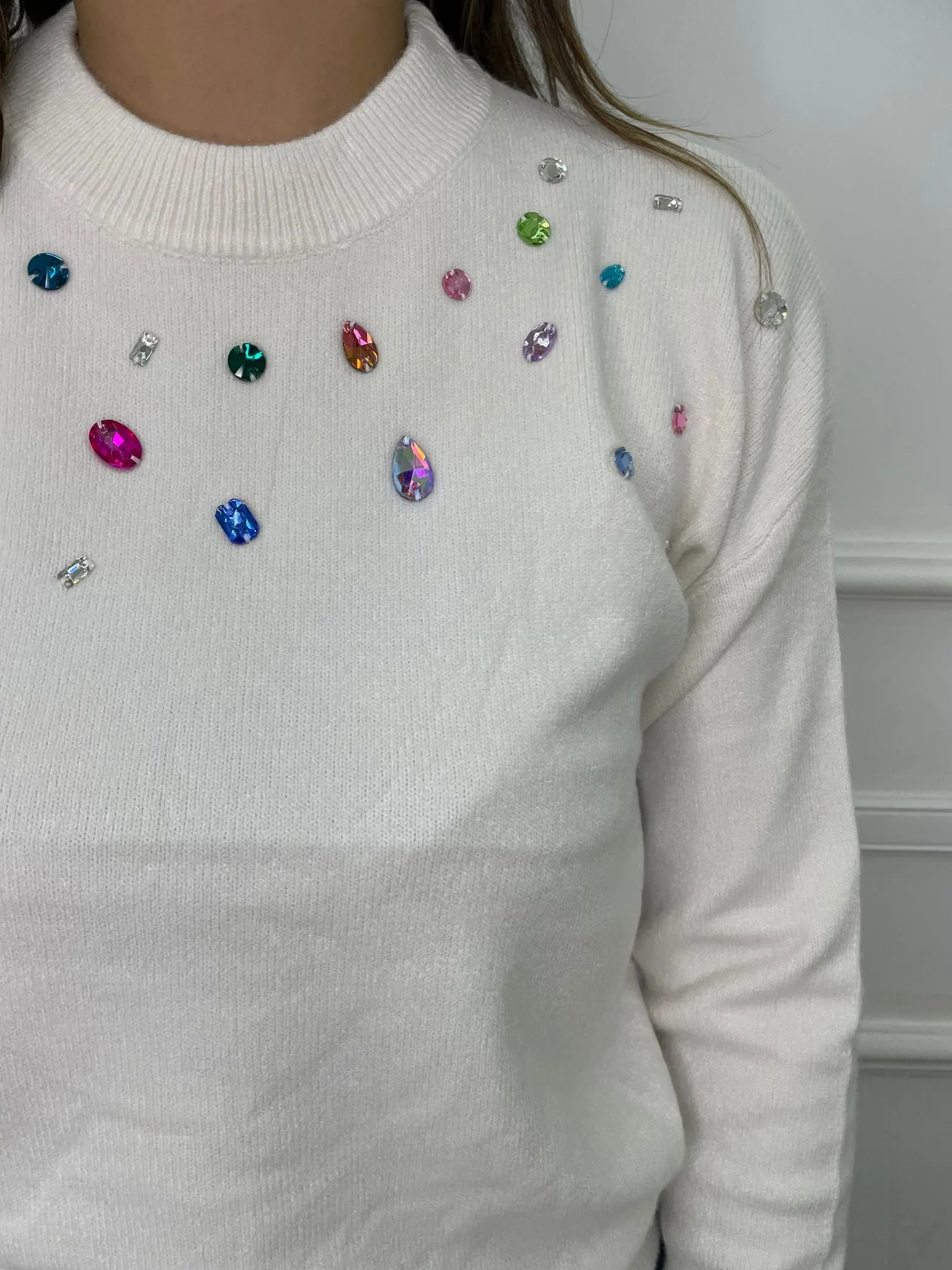 Maglione tinta unita con pietre colorate