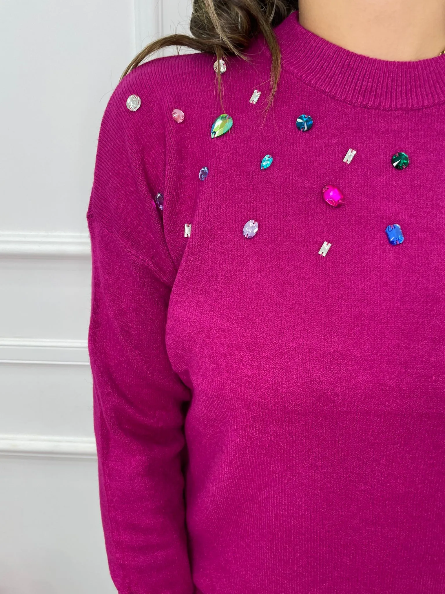 Maglione tinta unita con pietre colorate