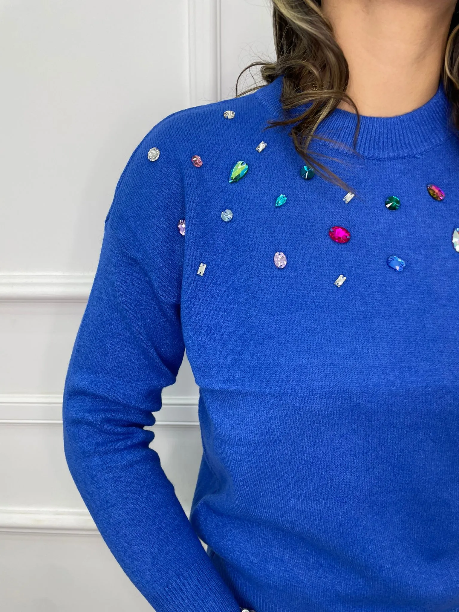 Maglione tinta unita con pietre colorate