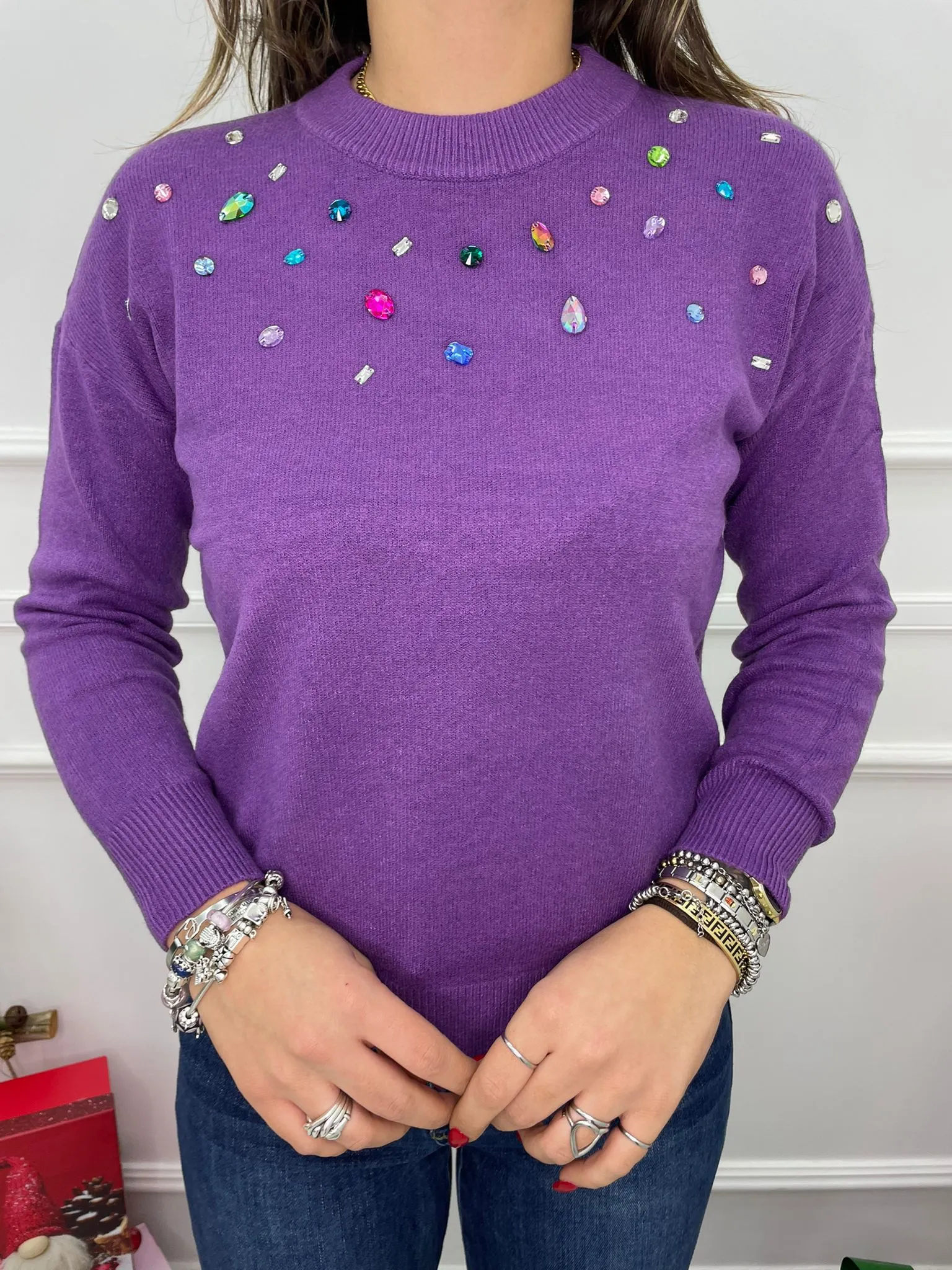 Maglione tinta unita con pietre colorate
