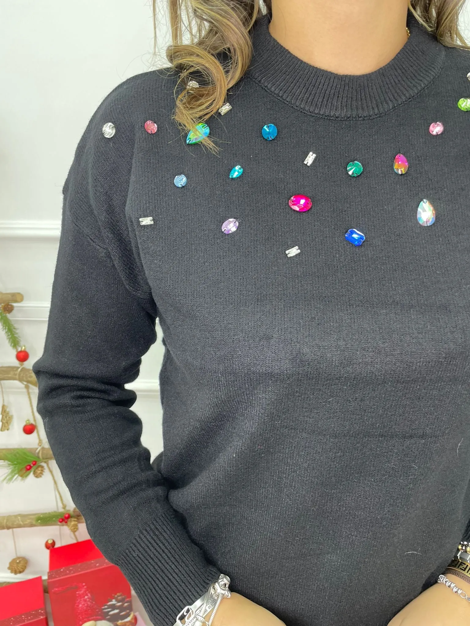 Maglione tinta unita con pietre colorate