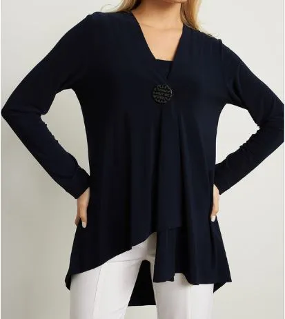 Modello cardigan lungo aperto davanti
