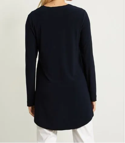 Modello cardigan lungo aperto davanti