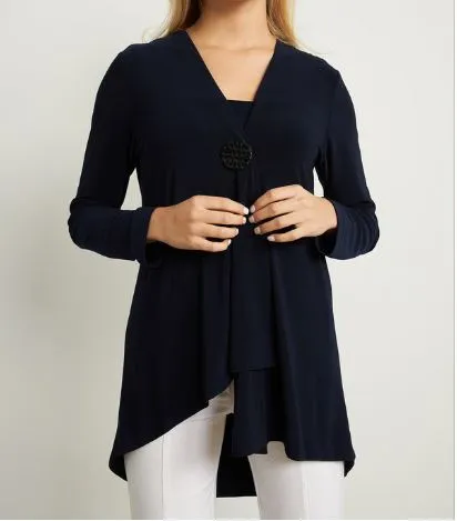 Modello cardigan lungo aperto davanti