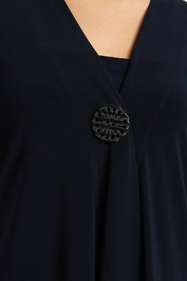 Modello cardigan lungo aperto davanti