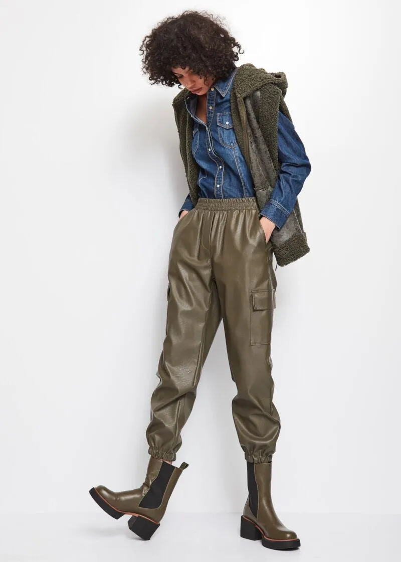 Pantaloni cargo in simil pelle