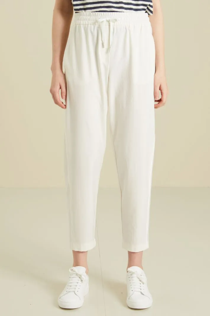 Pantaloni jogger con piping
