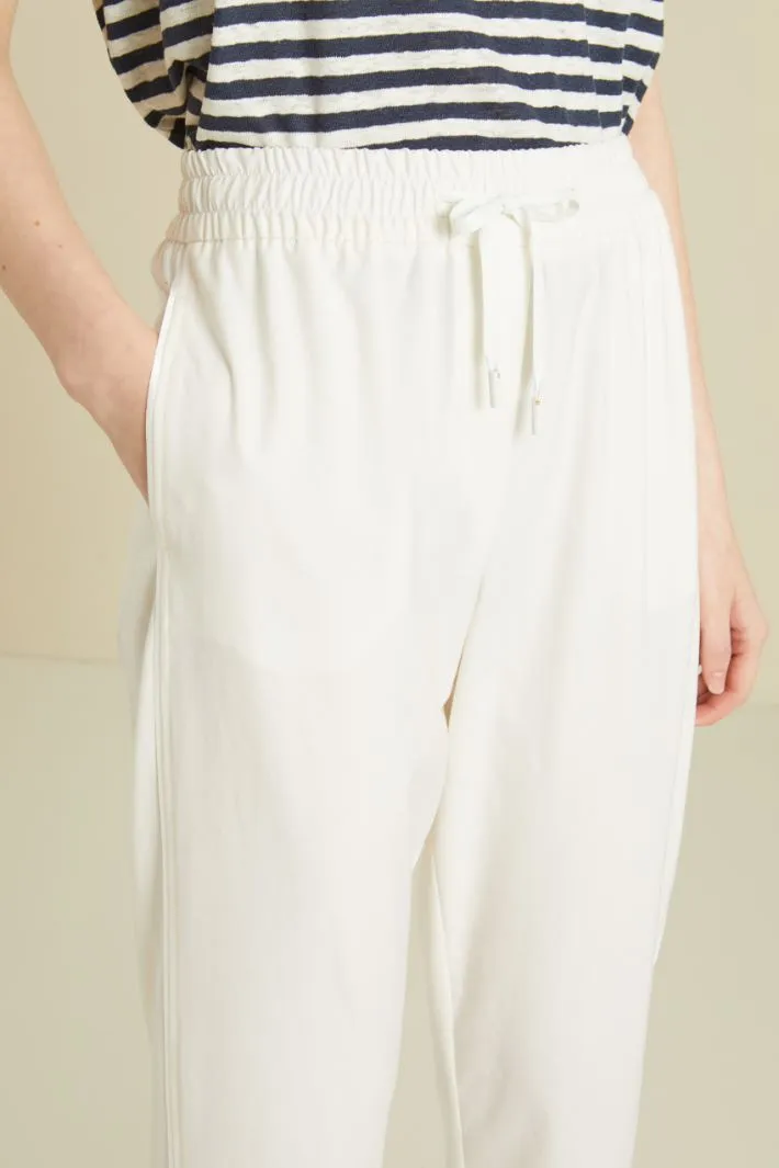 Pantaloni jogger con piping