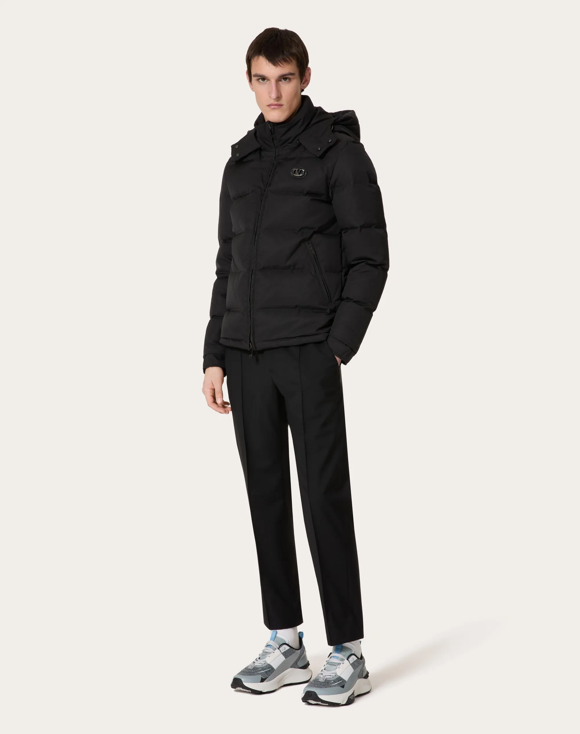 PIUMINO CON CAPPUCCIO IN NYLON CON PATCH IN PELLE E VLOGO SIGNATURE