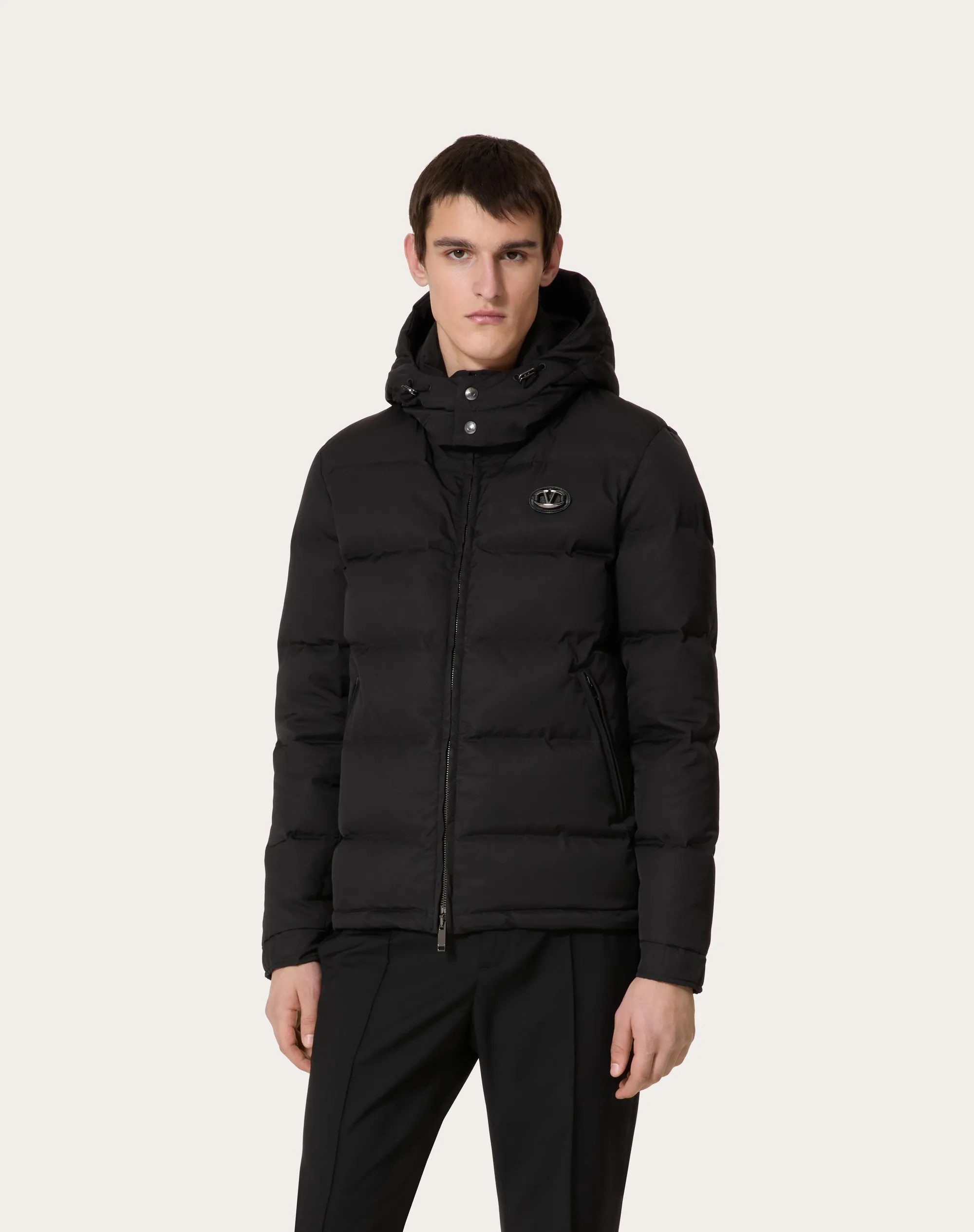 PIUMINO CON CAPPUCCIO IN NYLON CON PATCH IN PELLE E VLOGO SIGNATURE