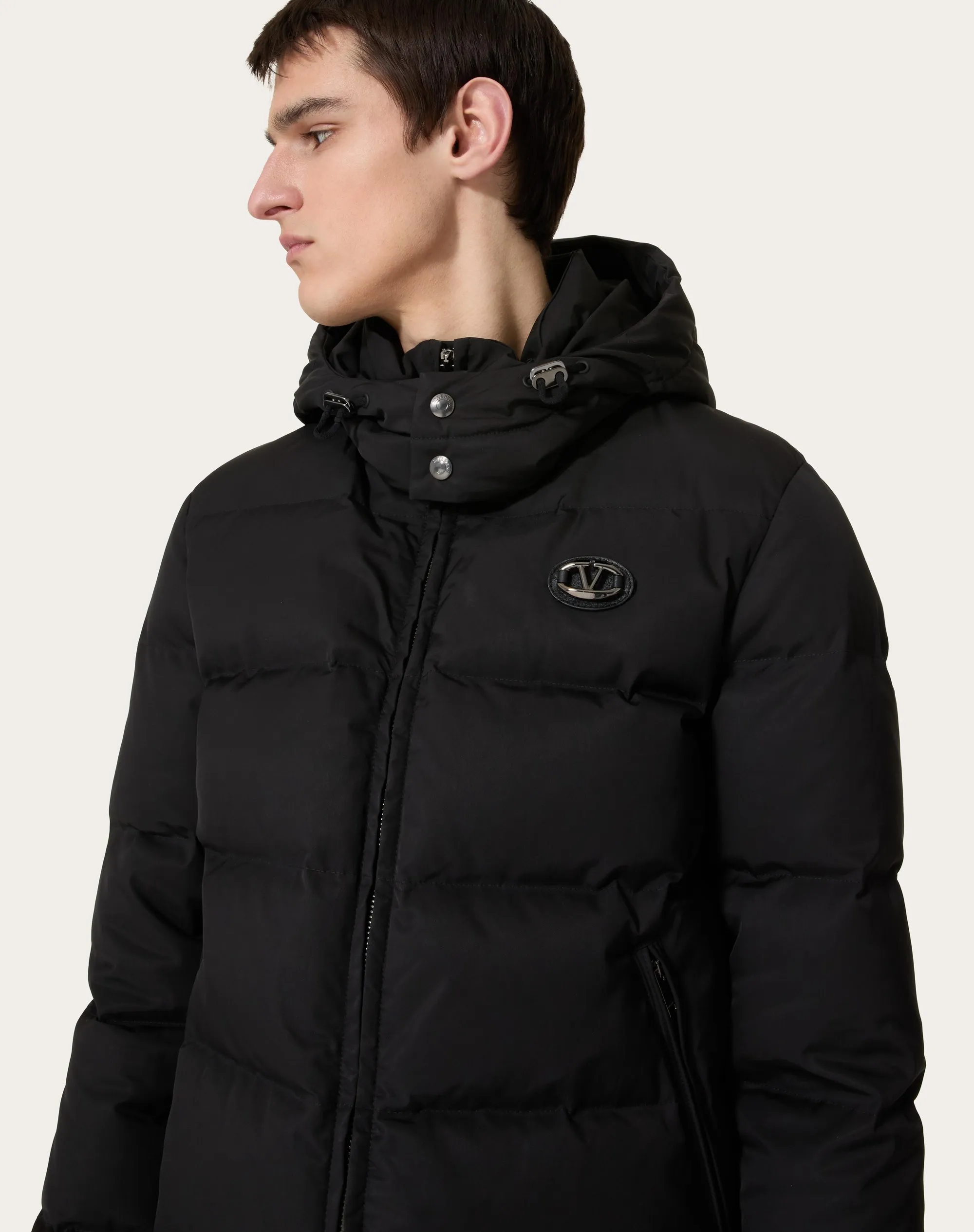 PIUMINO CON CAPPUCCIO IN NYLON CON PATCH IN PELLE E VLOGO SIGNATURE