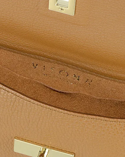 Pochette color cuoio in pelle con chiusura a girello e tracolla removibile