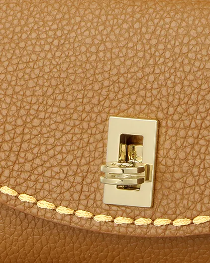 Pochette color cuoio in pelle con chiusura a girello e tracolla removibile