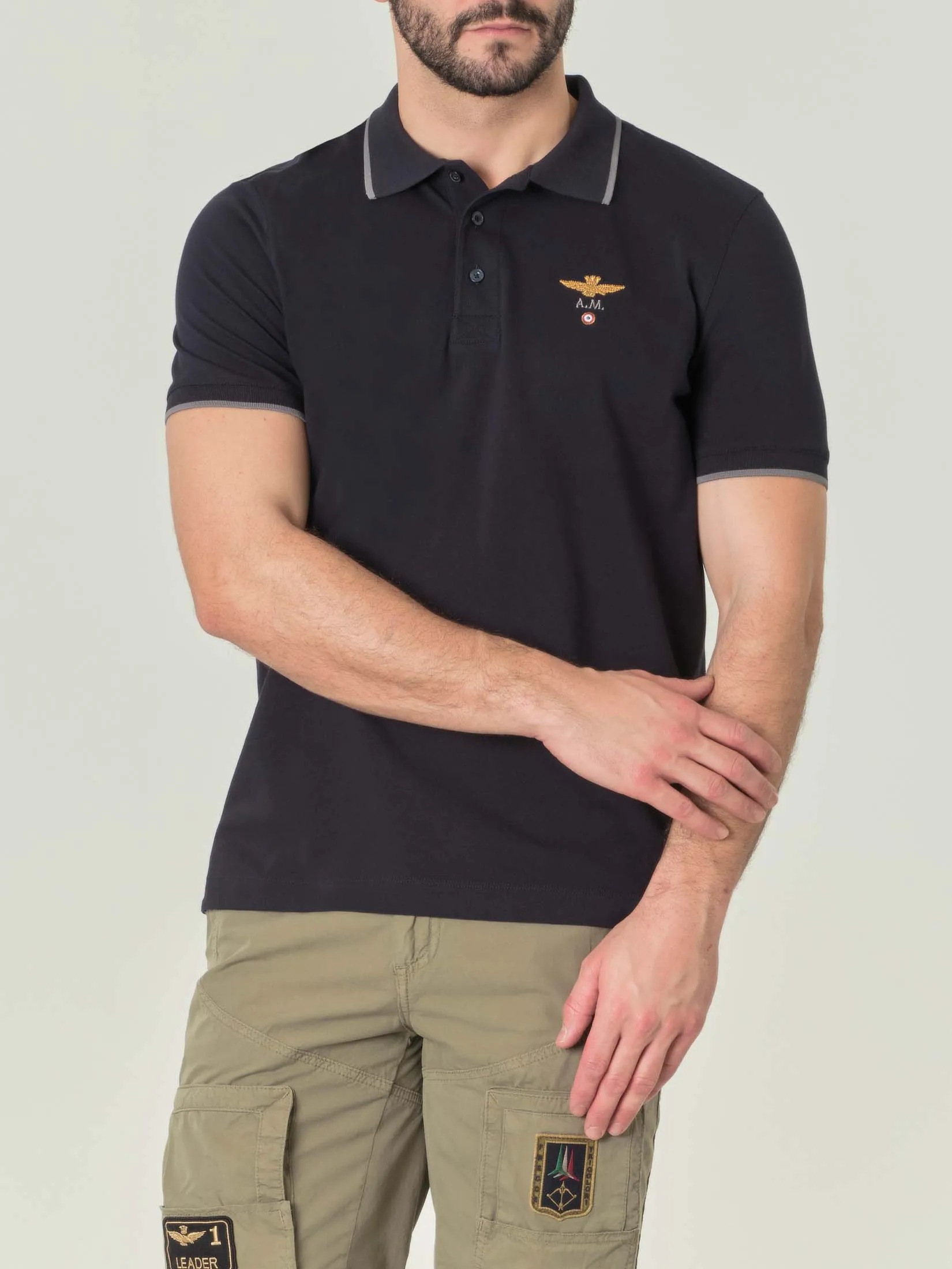 Polo blu in piqué di puro cotone con bordino grigio e logo ricamato al petto