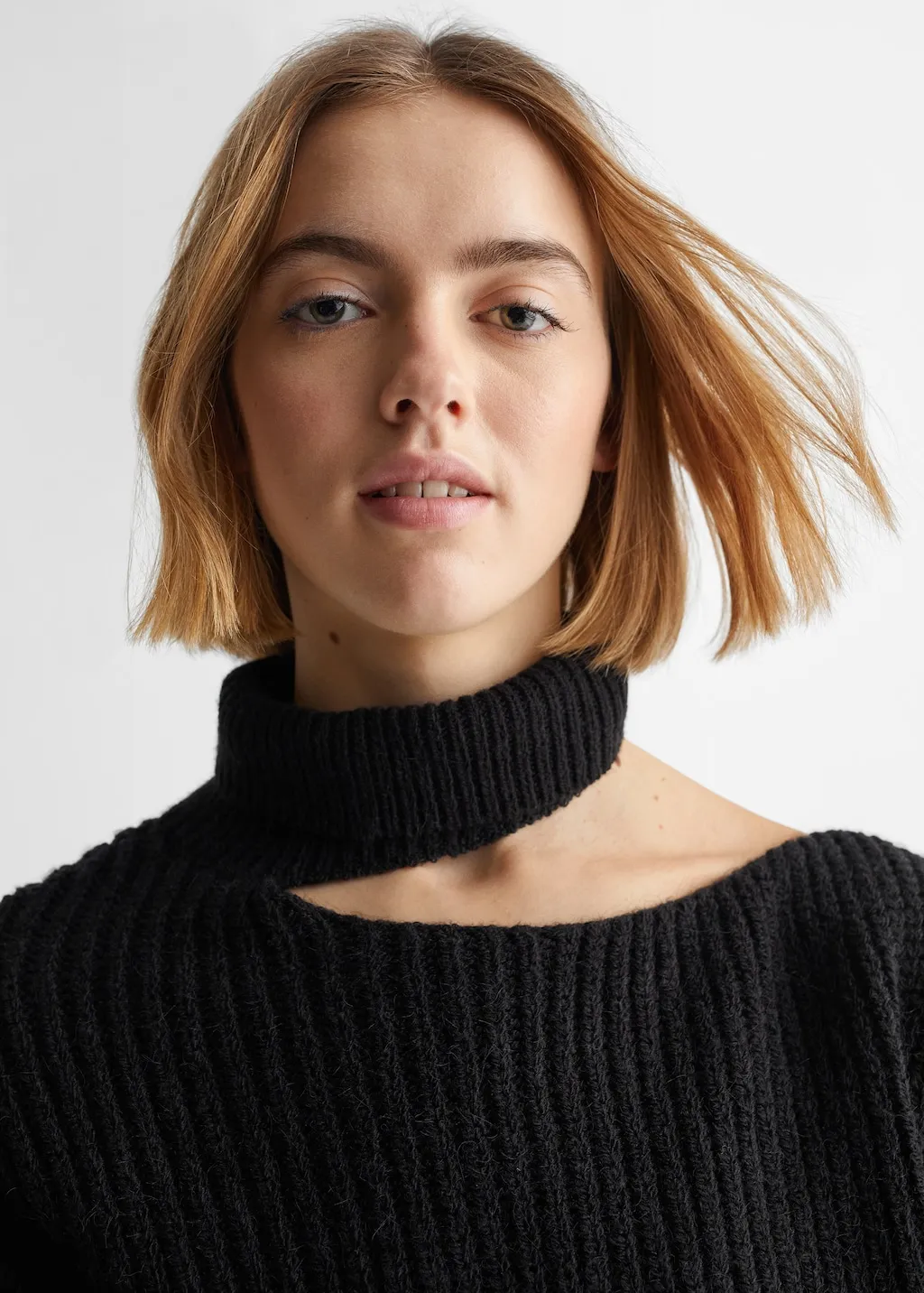 Pullover collo cut-out