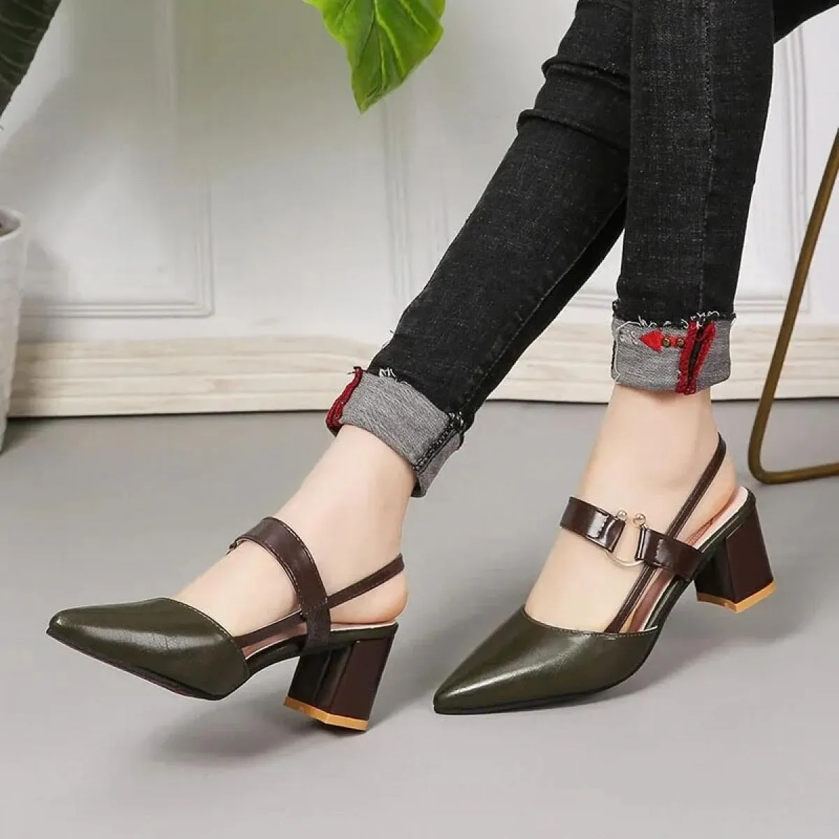 Sandali estivi da donna a punta grosso tacco alto scarpe casual cinturino con fibbia bianco