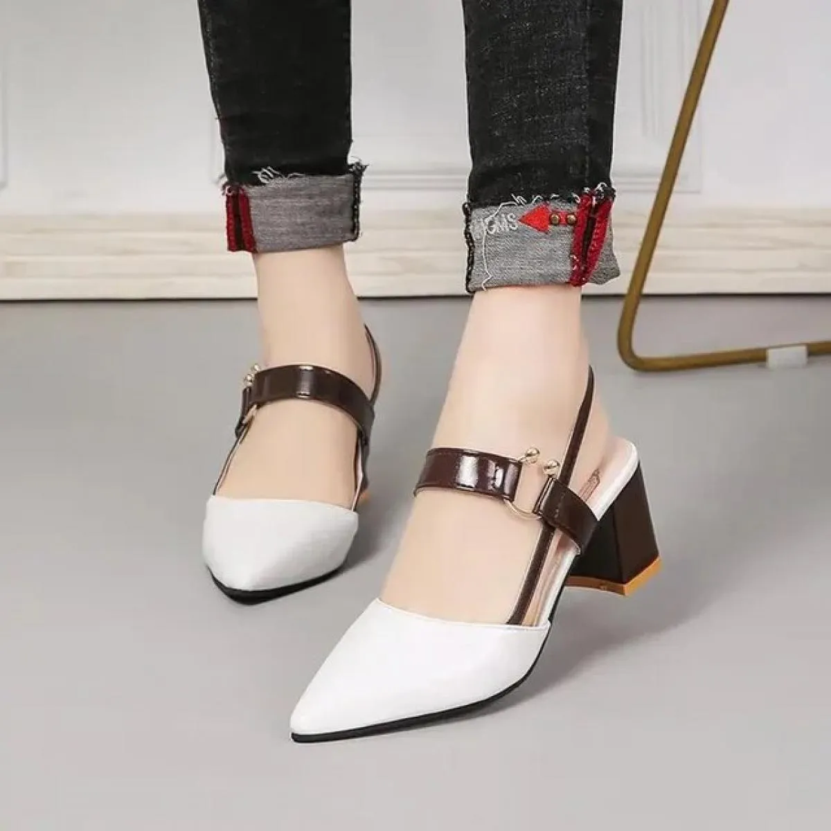 Sandali estivi da donna a punta grosso tacco alto scarpe casual cinturino con fibbia bianco