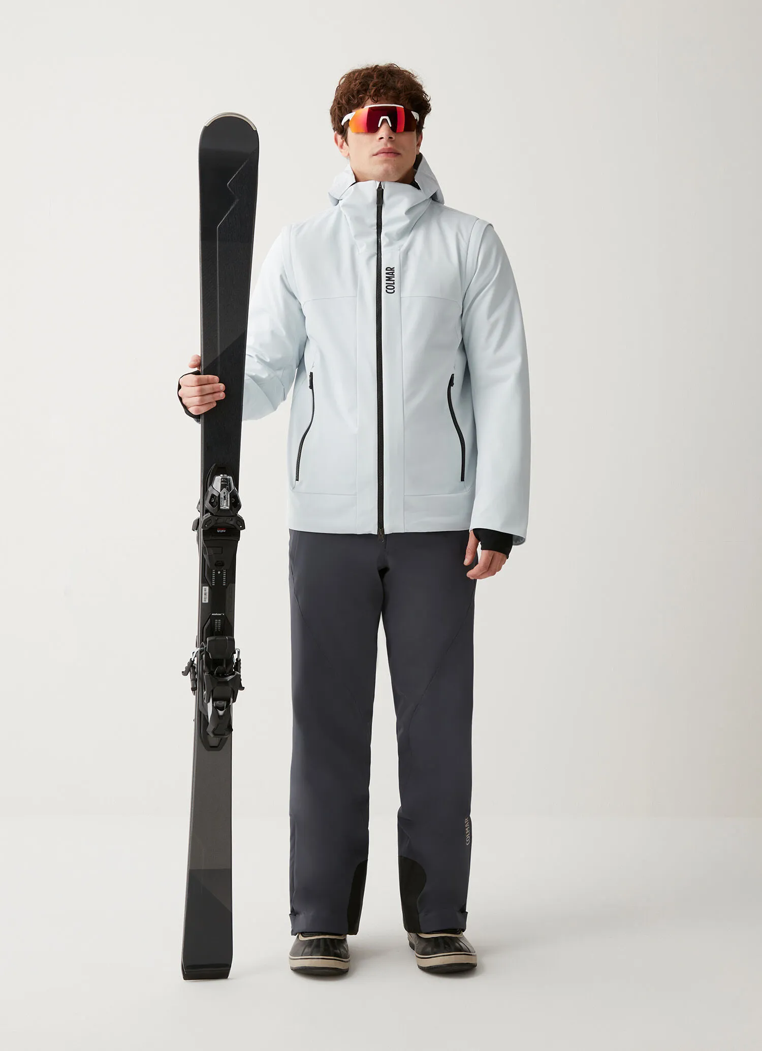Ski jacket with detachable sleeves