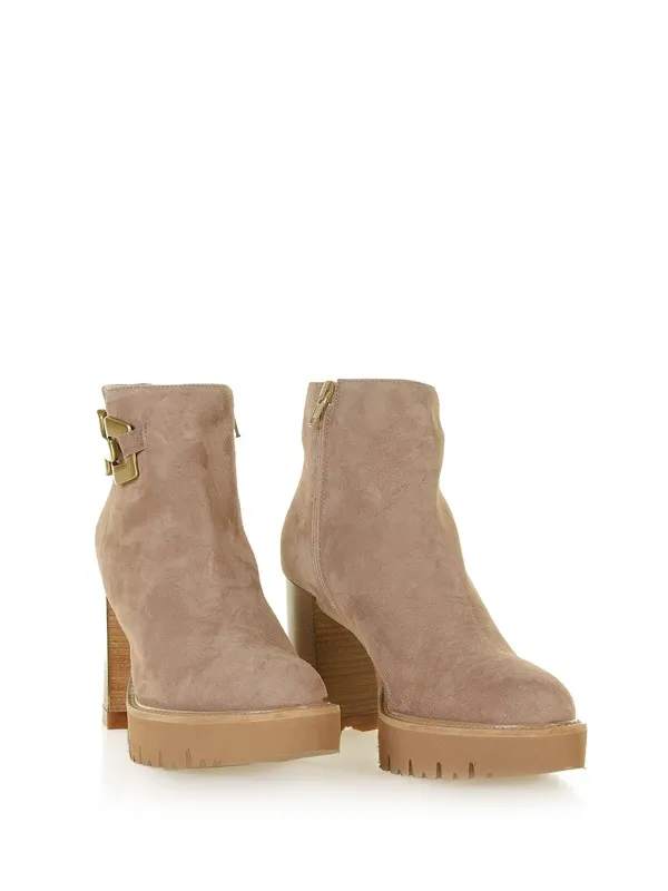 Suede ankle boot with accessory